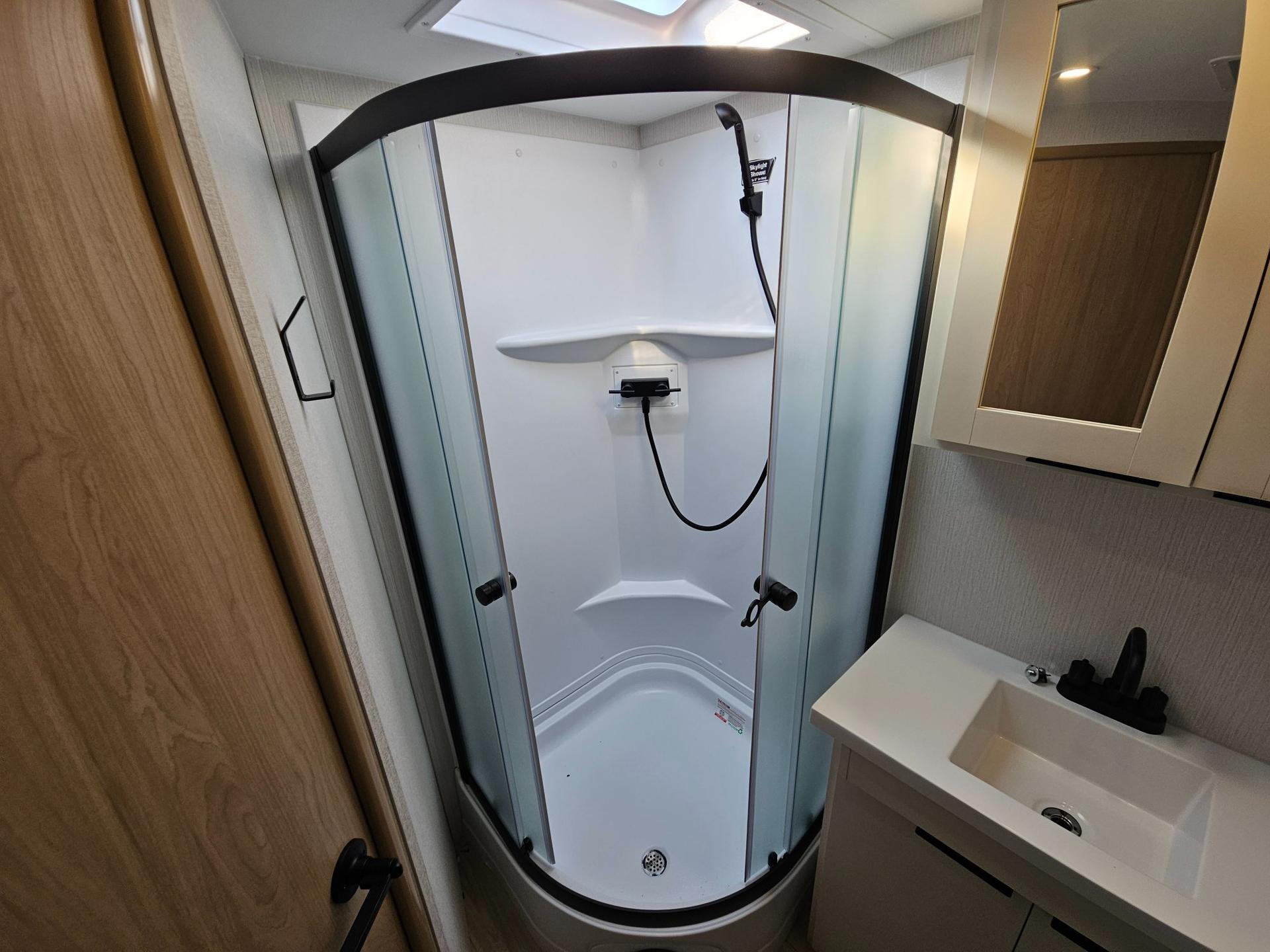 2026 Winnebago 2026 Winnebago Thrive - thumbnail 31