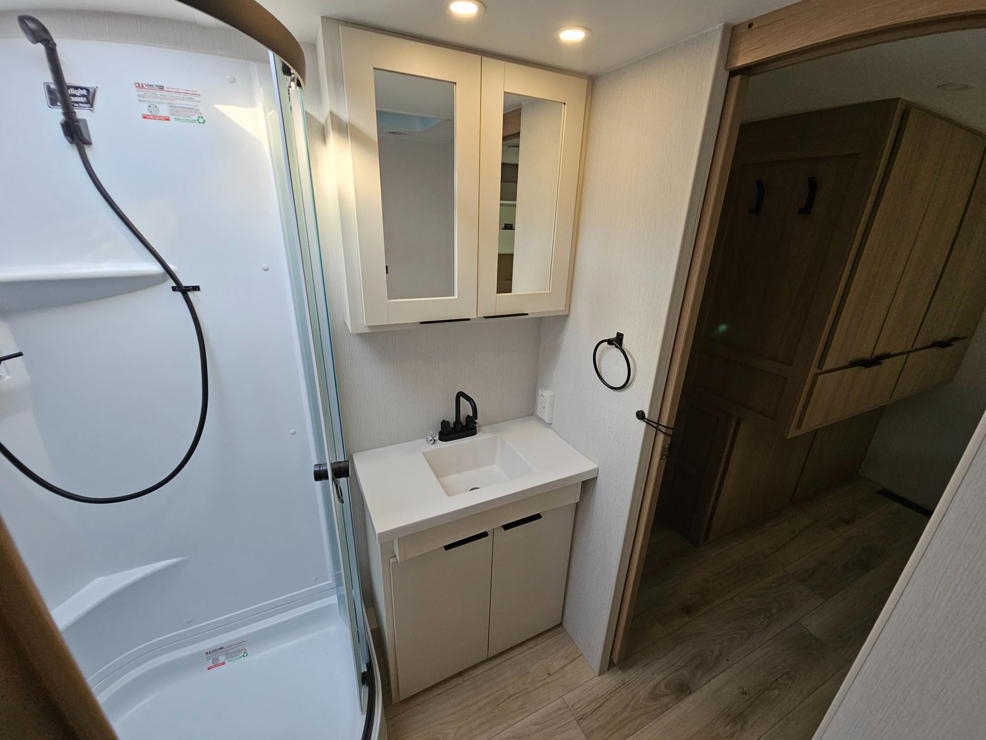 2026 Winnebago 2026 Winnebago Thrive - thumbnail 32