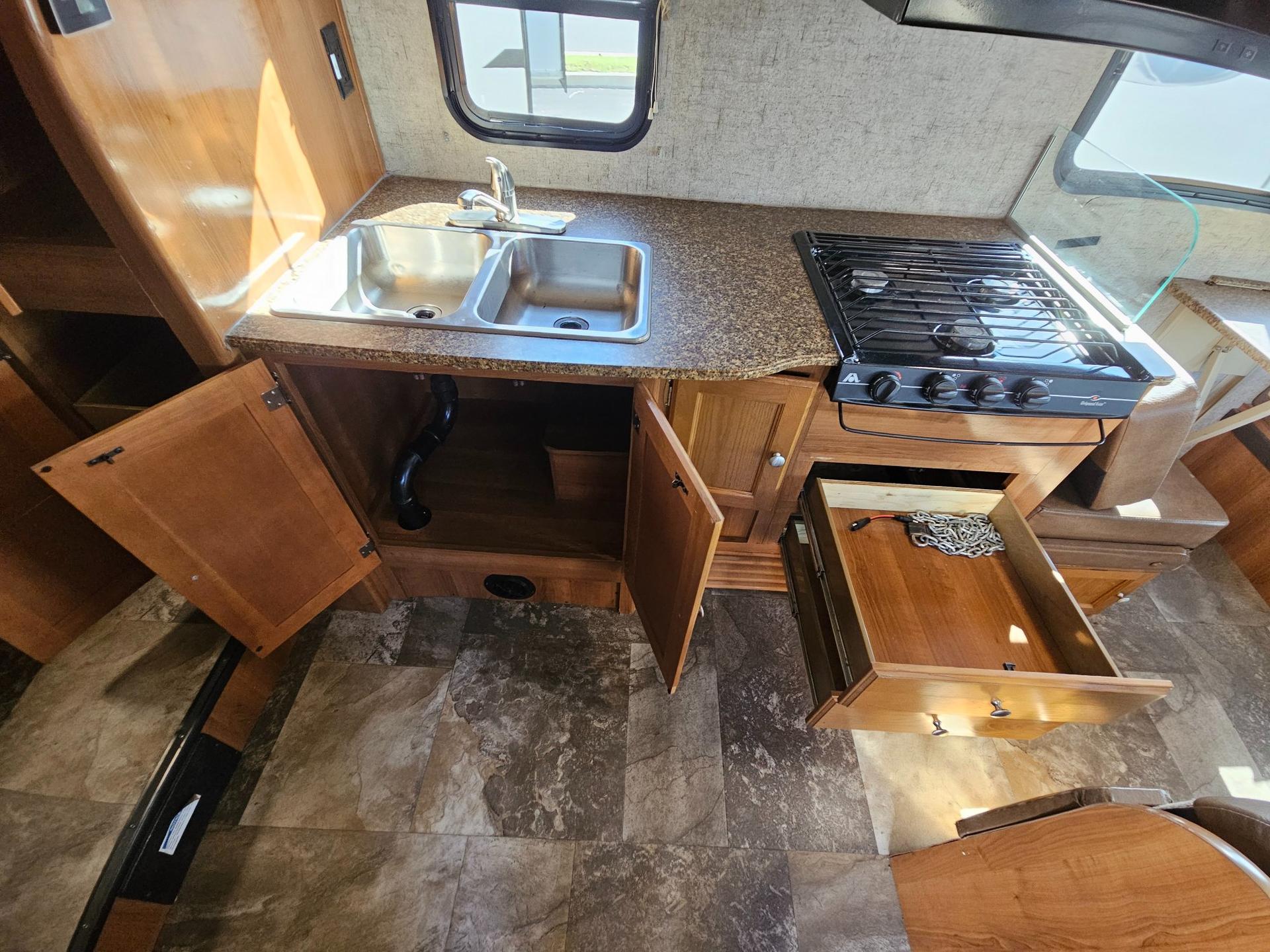 2018 Coachmen 2018 Coachmen Leprechaun - thumbnail 16