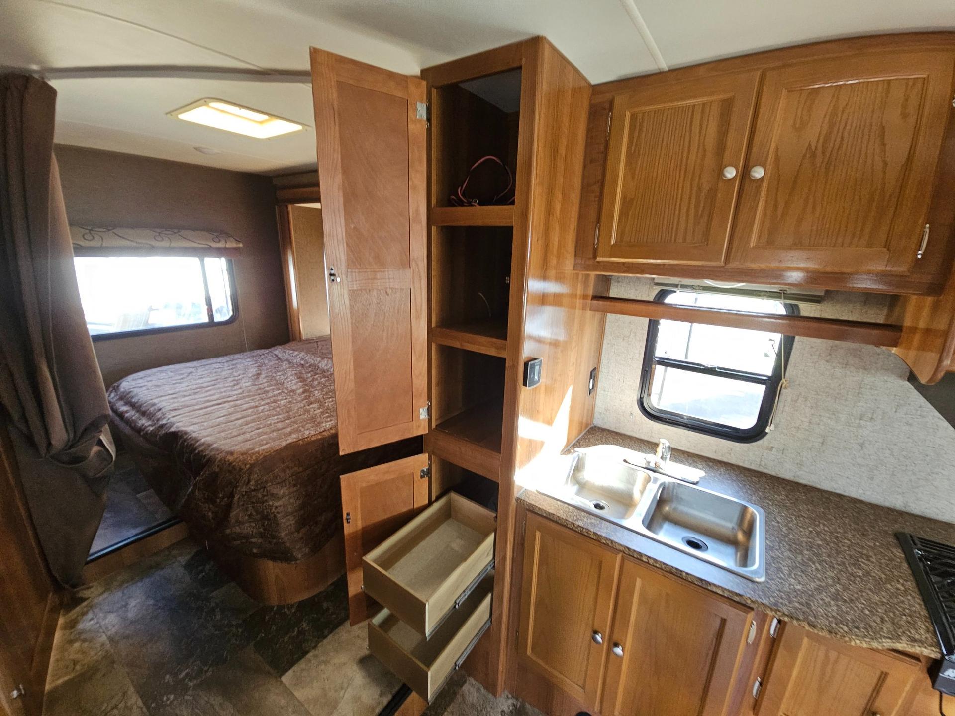 2018 Coachmen 2018 Coachmen Leprechaun - thumbnail 17