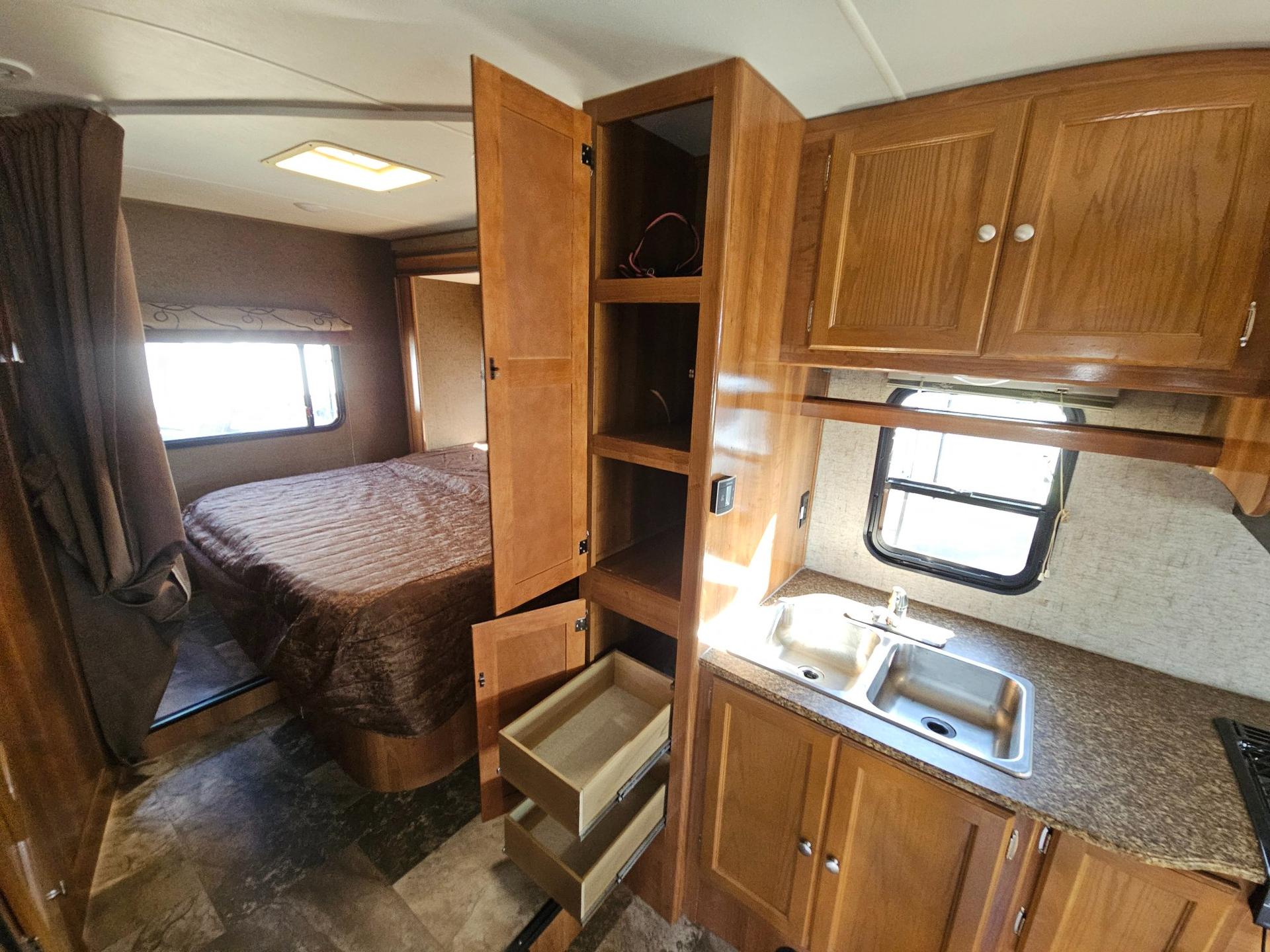 2018 Coachmen 2018 Coachmen Leprechaun - thumbnail 18