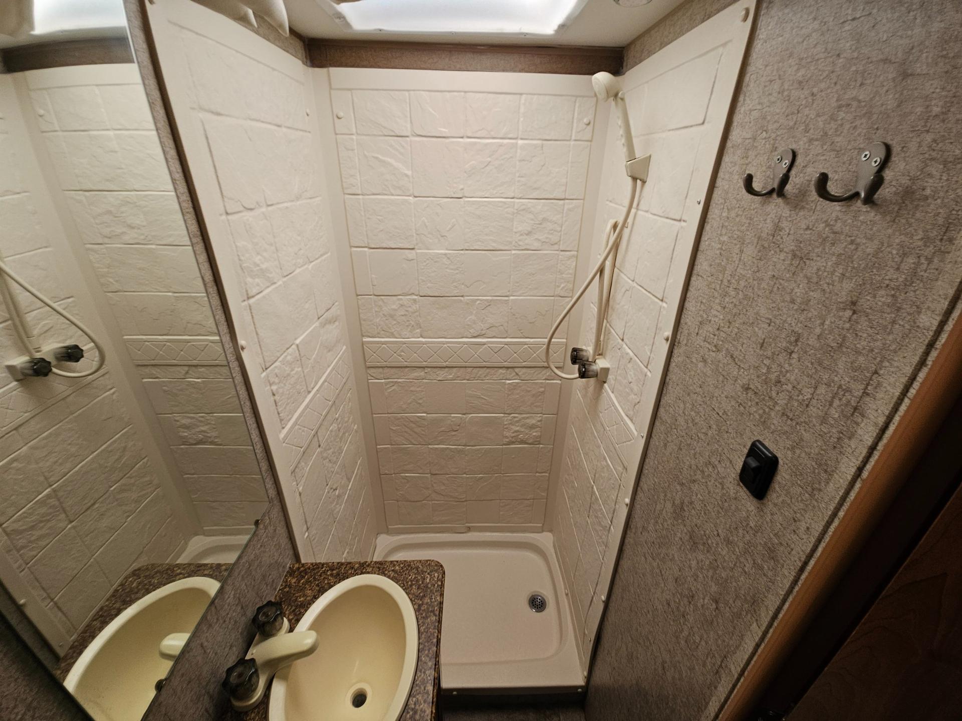 2018 Coachmen 2018 Coachmen Leprechaun - thumbnail 27