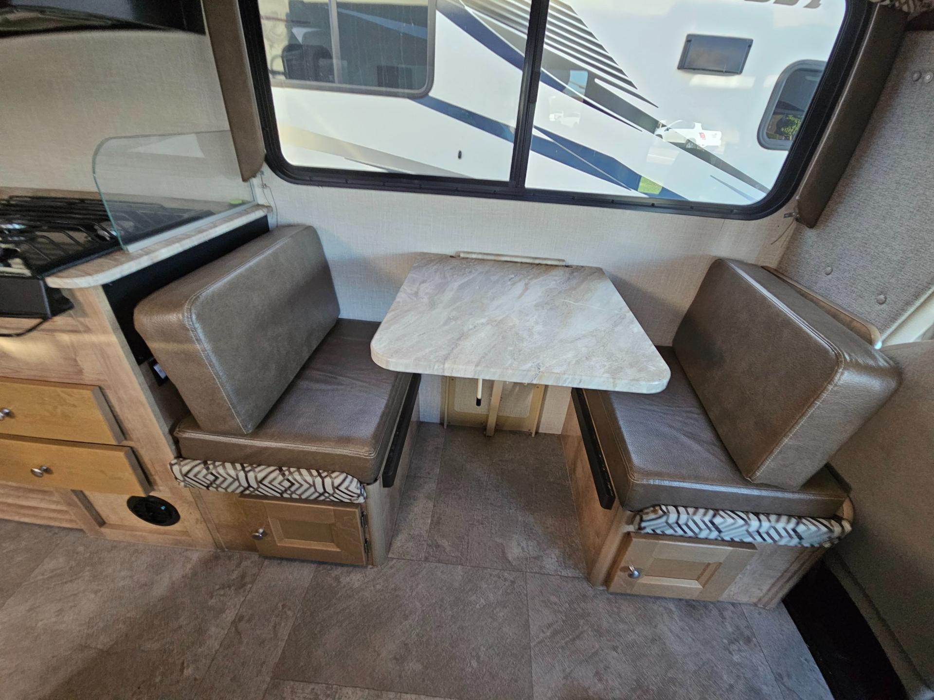 2020 Coachmen 2020 Coachmen Leprechaun - thumbnail 29