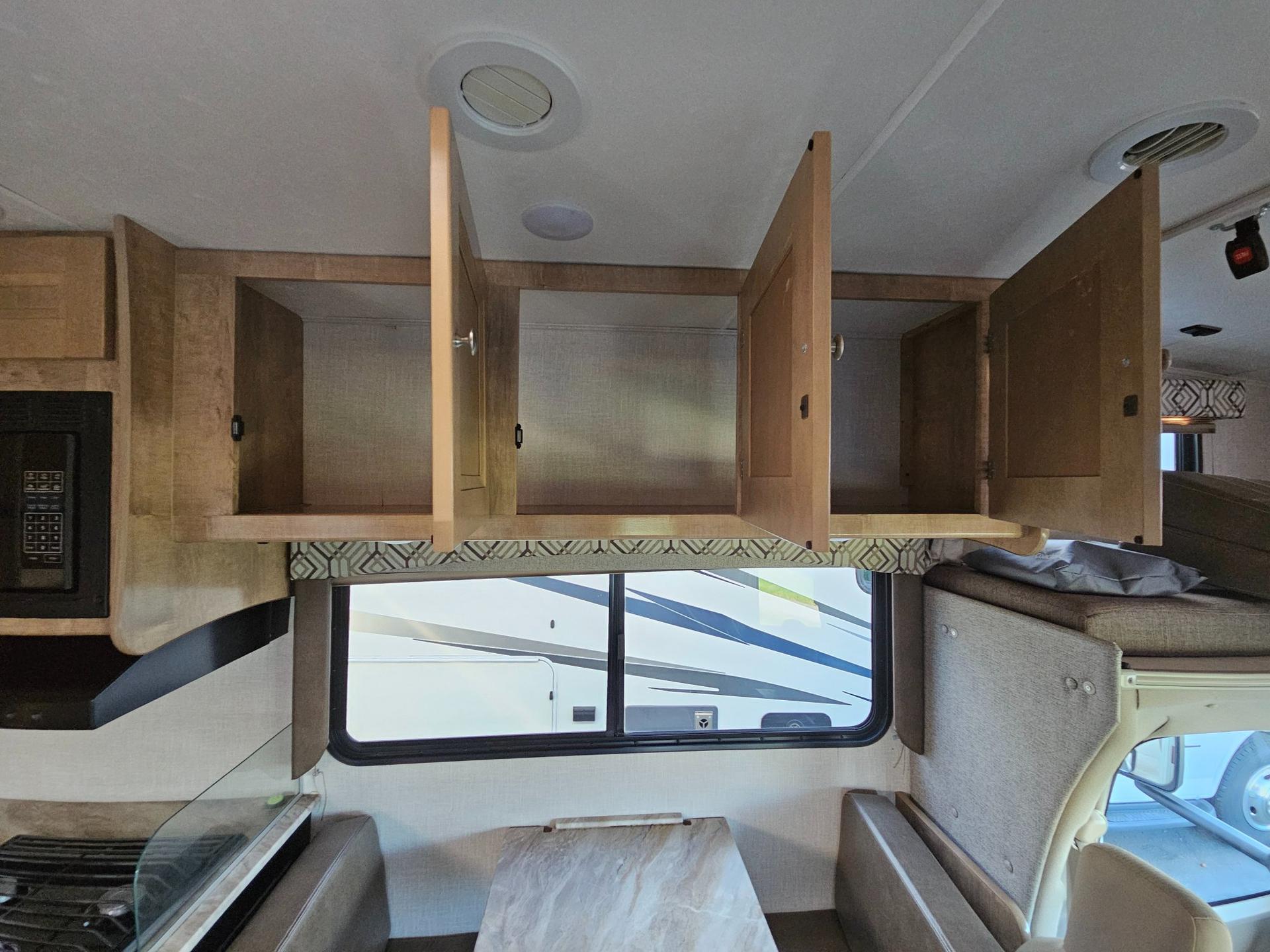 2020 Coachmen 2020 Coachmen Leprechaun - thumbnail 30