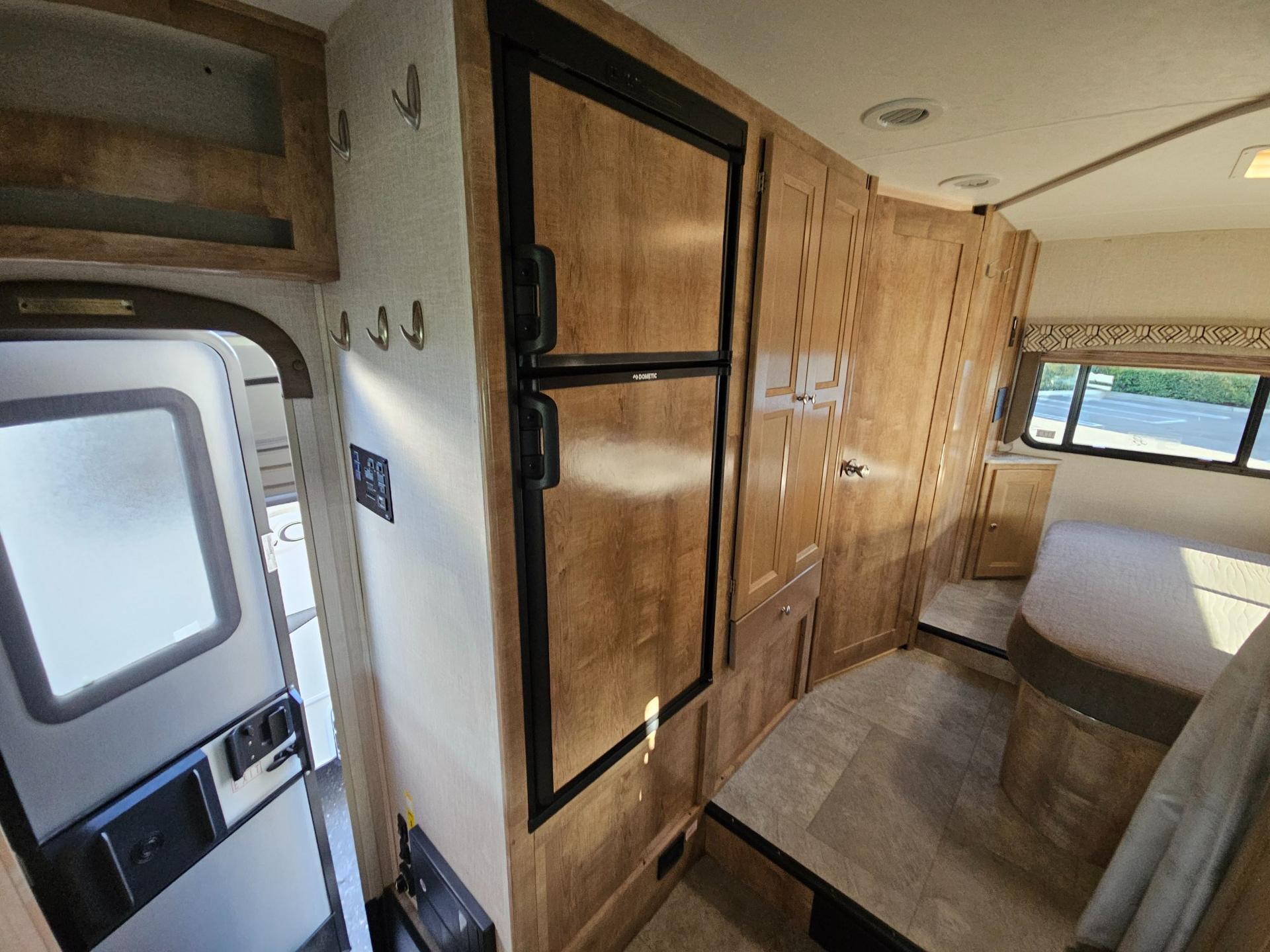 2020 Coachmen 2020 Coachmen Leprechaun - thumbnail 34