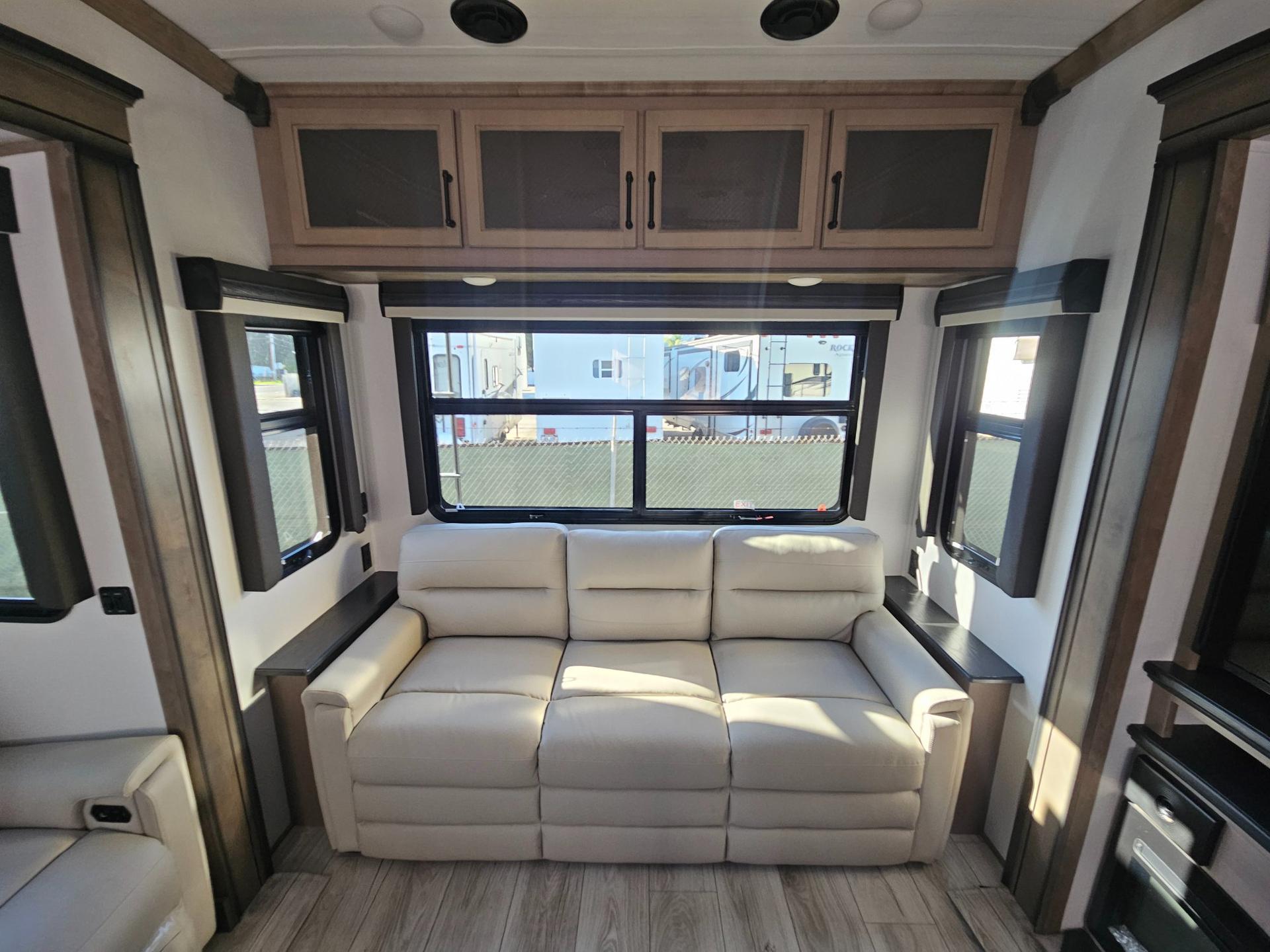 2024 Keystone RV 2024 Keystone RV Montana - thumbnail 10