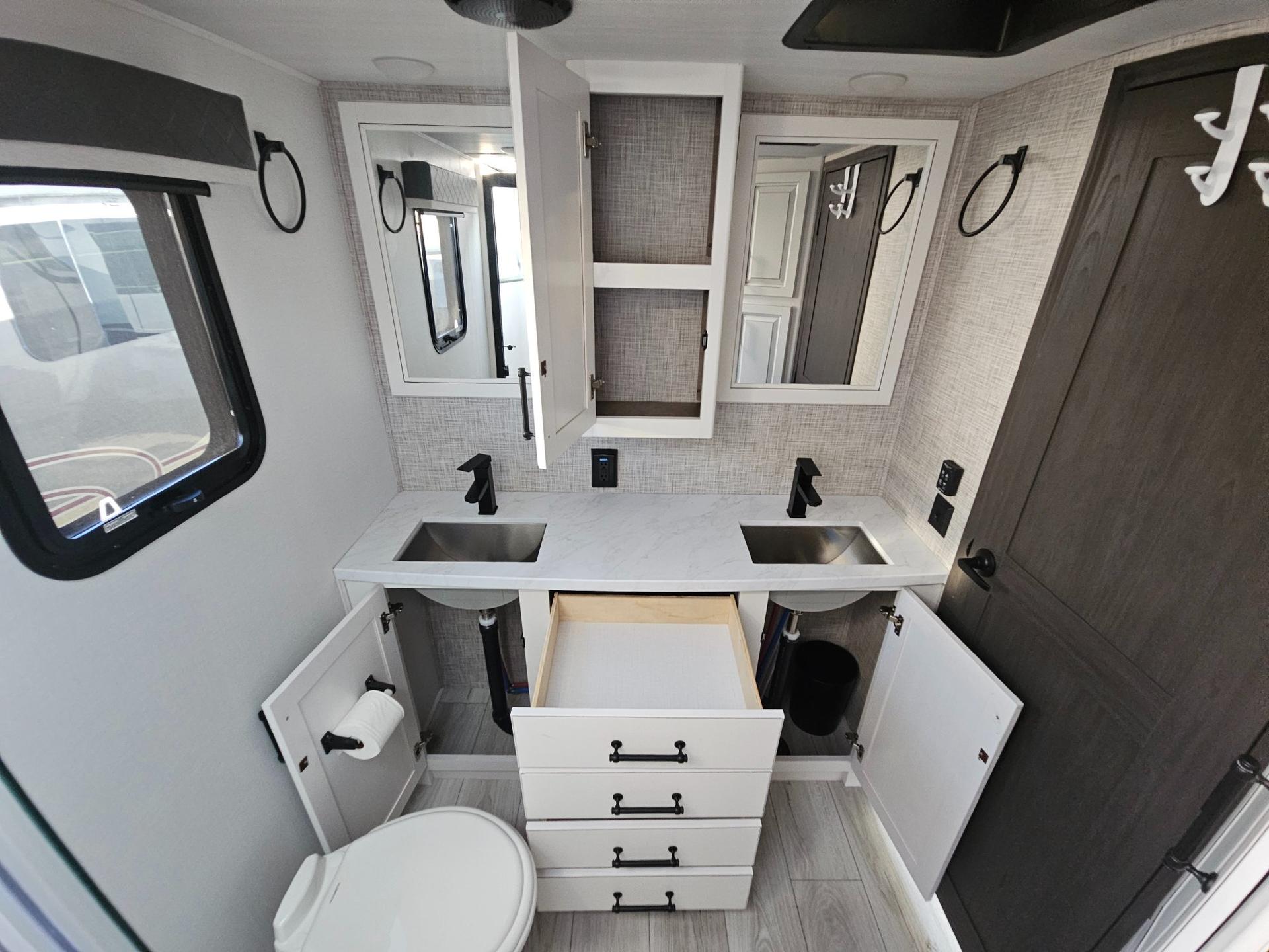 2024 Keystone RV 2024 Keystone RV Montana - thumbnail 34