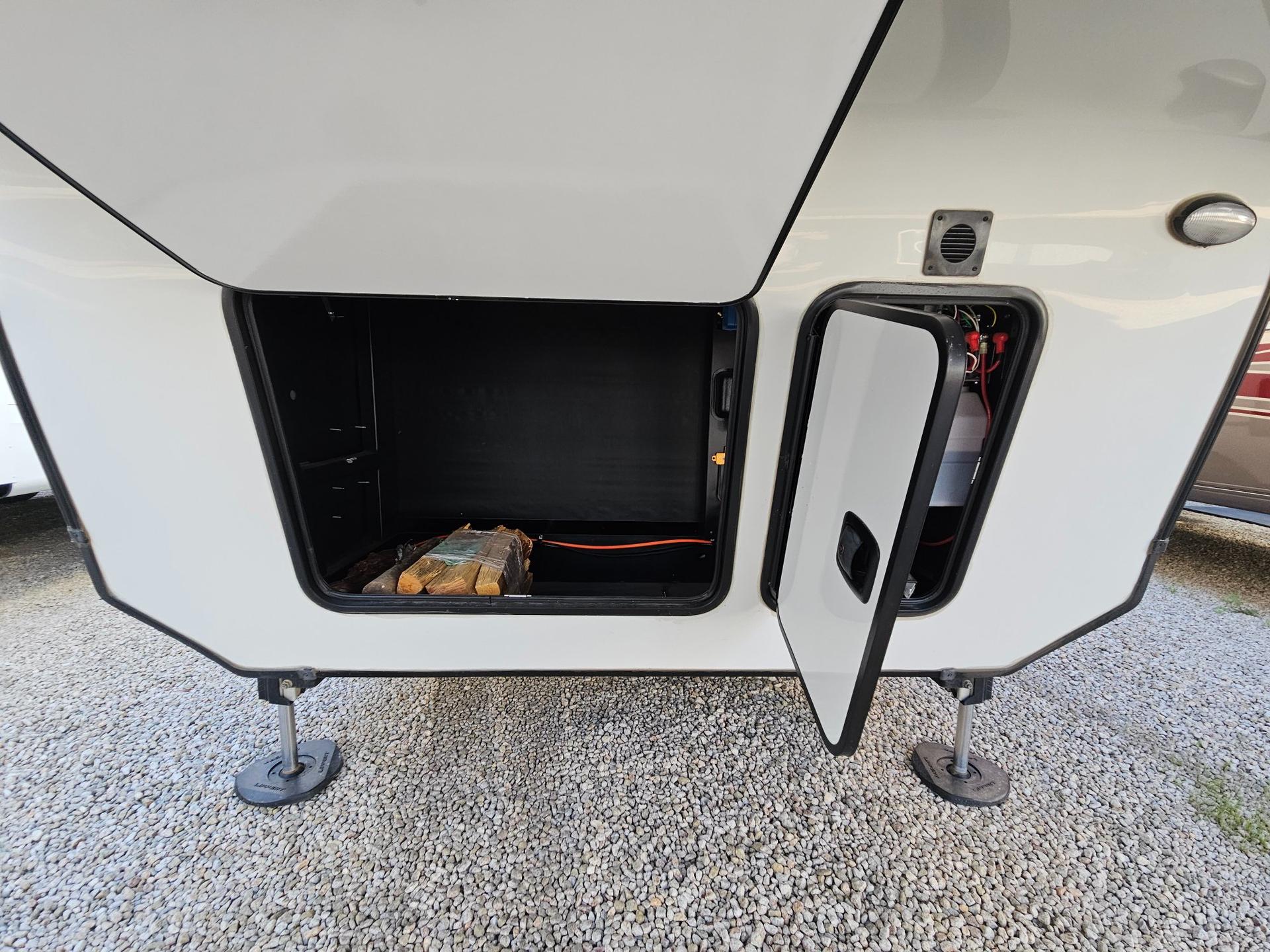 2024 Keystone RV 2024 Keystone RV Montana - thumbnail 42