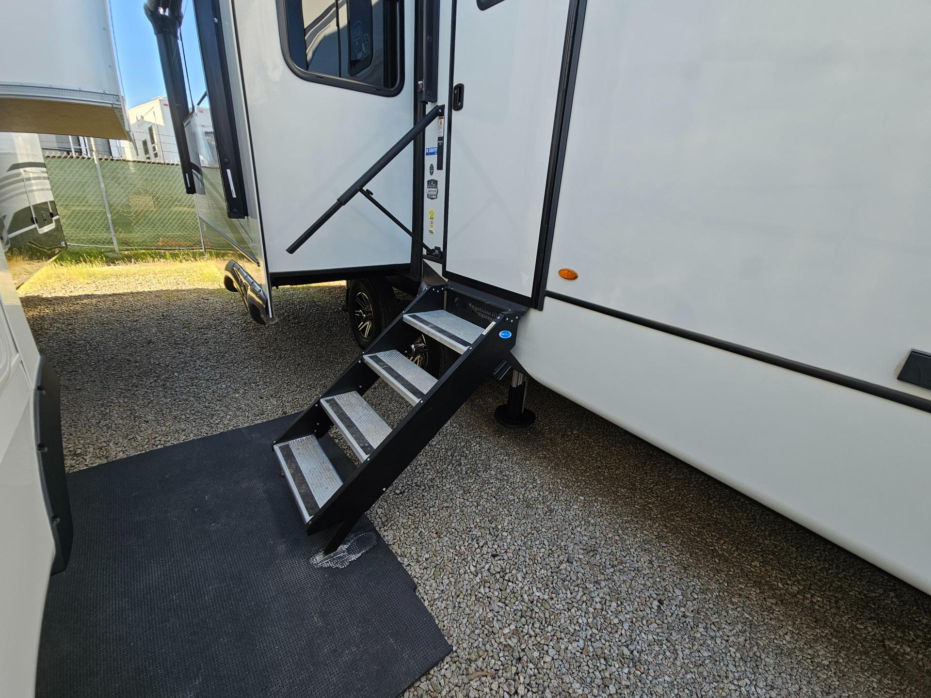 2024 Keystone RV 2024 Keystone RV Montana - thumbnail 45