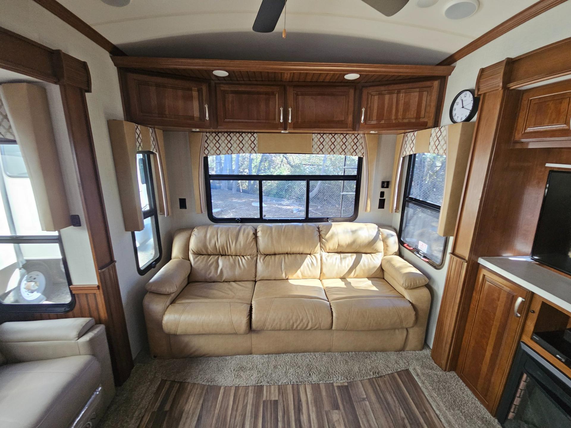 2017 Forest River RV 2017 Forest River RV Cardinal - thumbnail 9