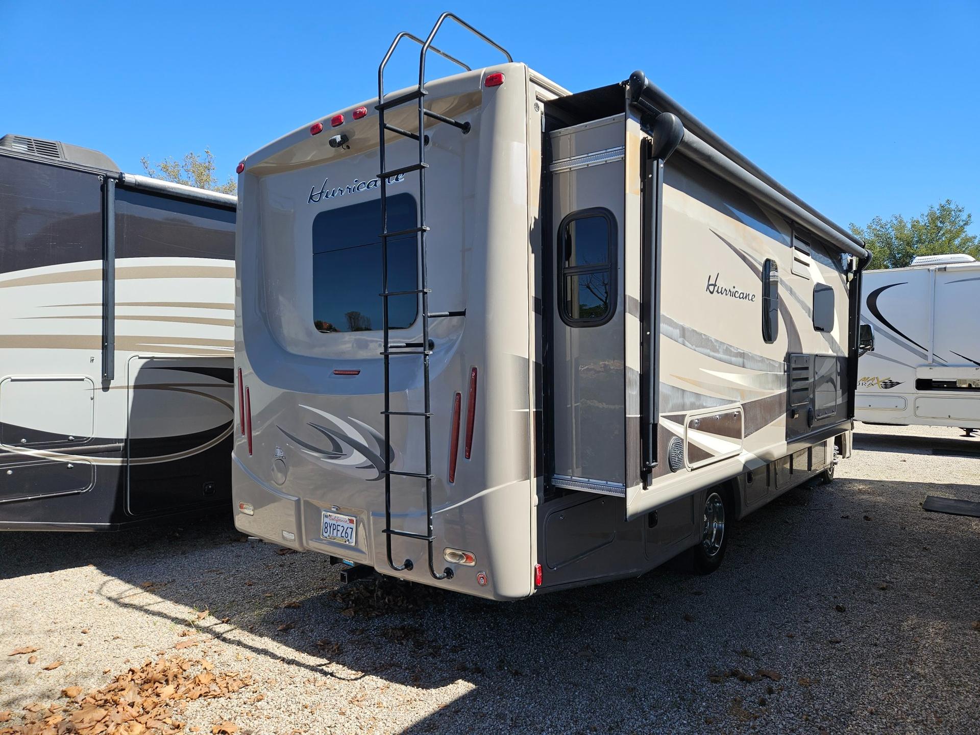 2015 Thor Motor Coach 2015 Thor Motor Coach Hurricane - thumbnail 2