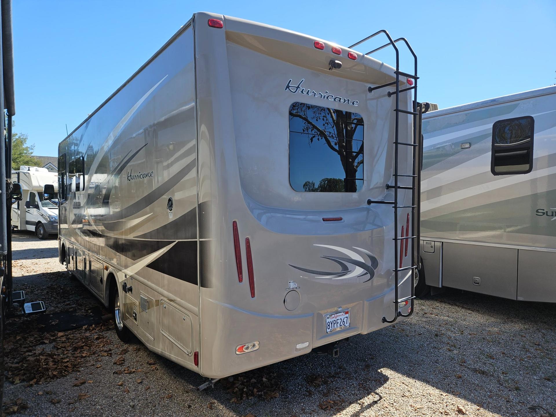 2015 Thor Motor Coach 2015 Thor Motor Coach Hurricane - thumbnail 3