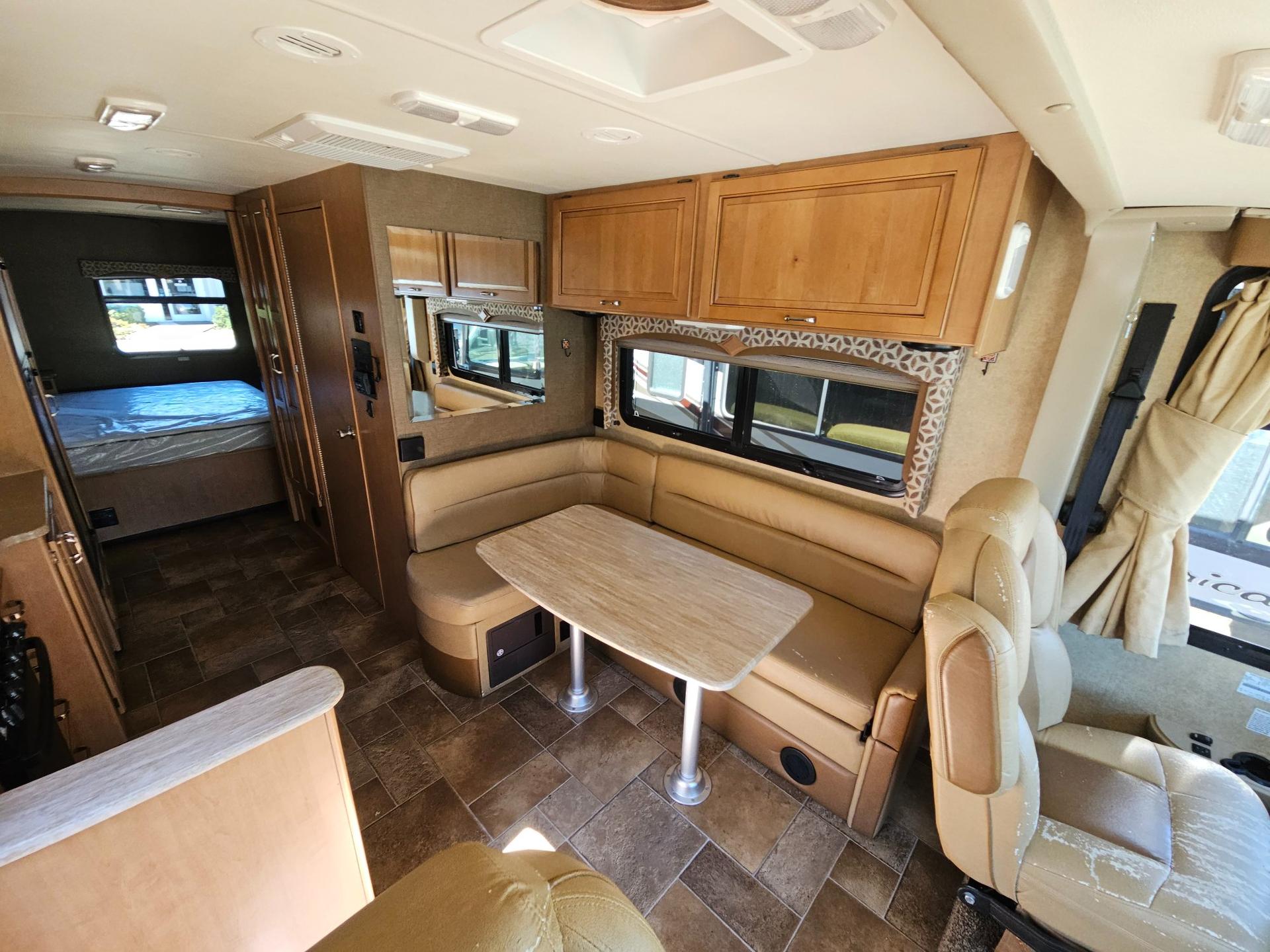 2015 Thor Motor Coach 2015 Thor Motor Coach Hurricane - thumbnail 5