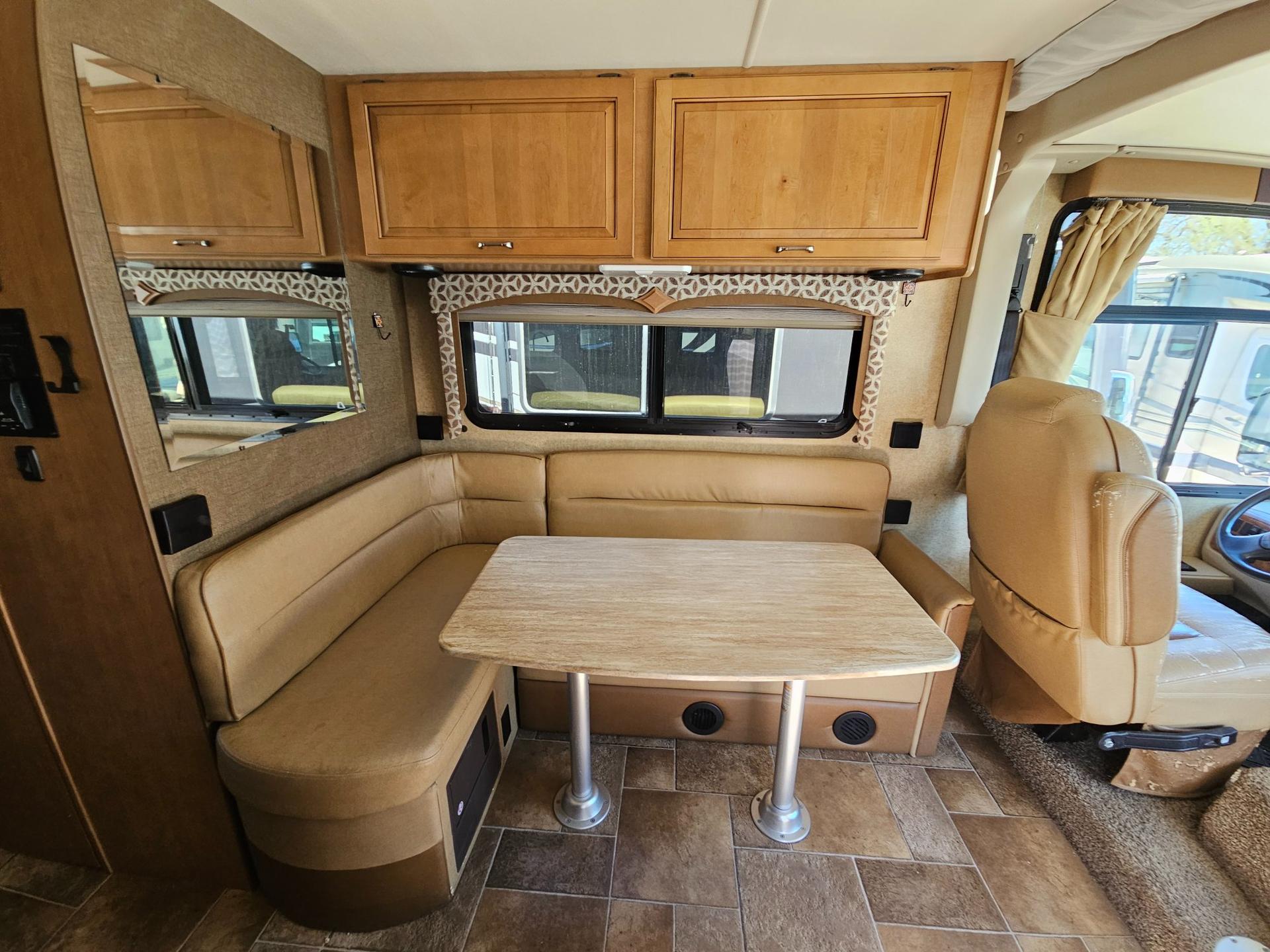 2015 Thor Motor Coach 2015 Thor Motor Coach Hurricane - thumbnail 6