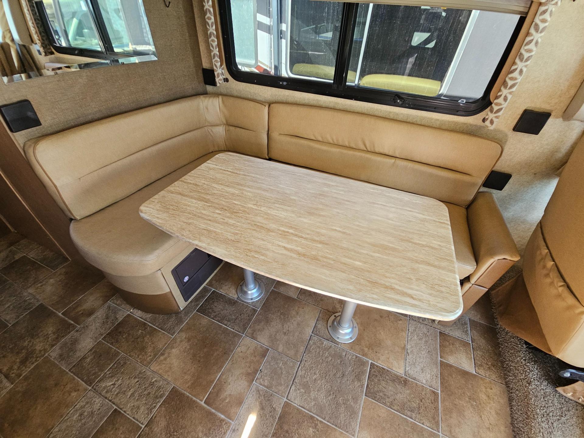 2015 Thor Motor Coach 2015 Thor Motor Coach Hurricane - thumbnail 7