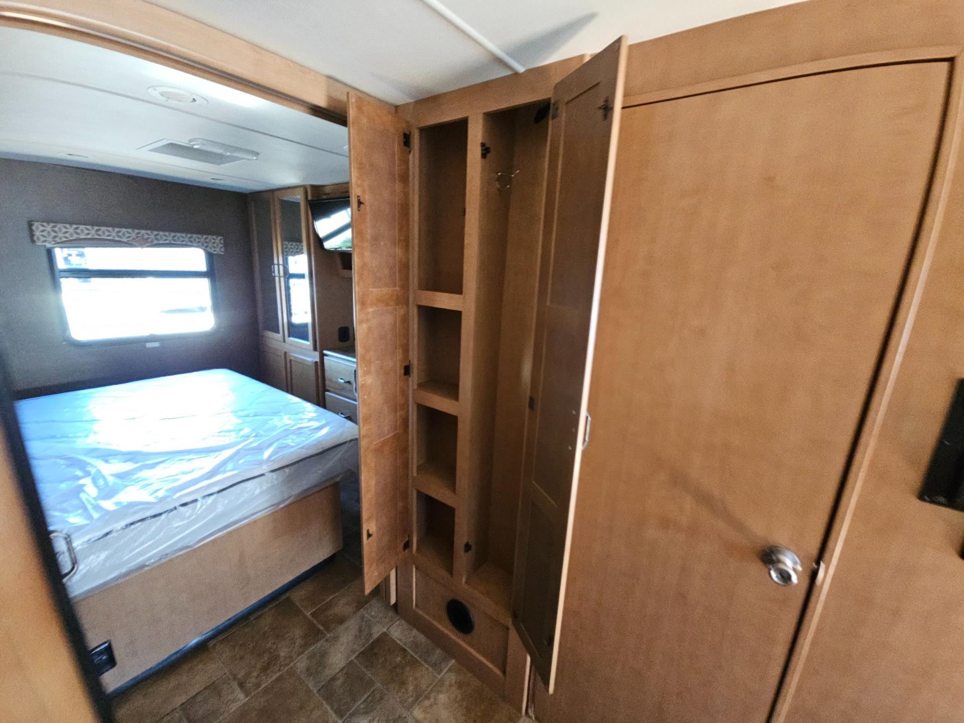 2015 Thor Motor Coach 2015 Thor Motor Coach Hurricane - thumbnail 9