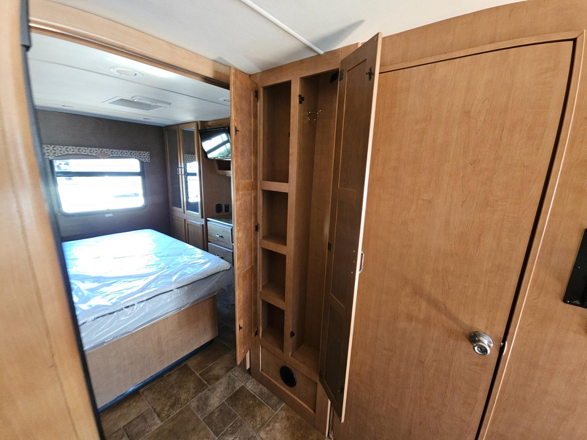 2015 Thor Motor Coach 2015 Thor Motor Coach Hurricane - thumbnail 10