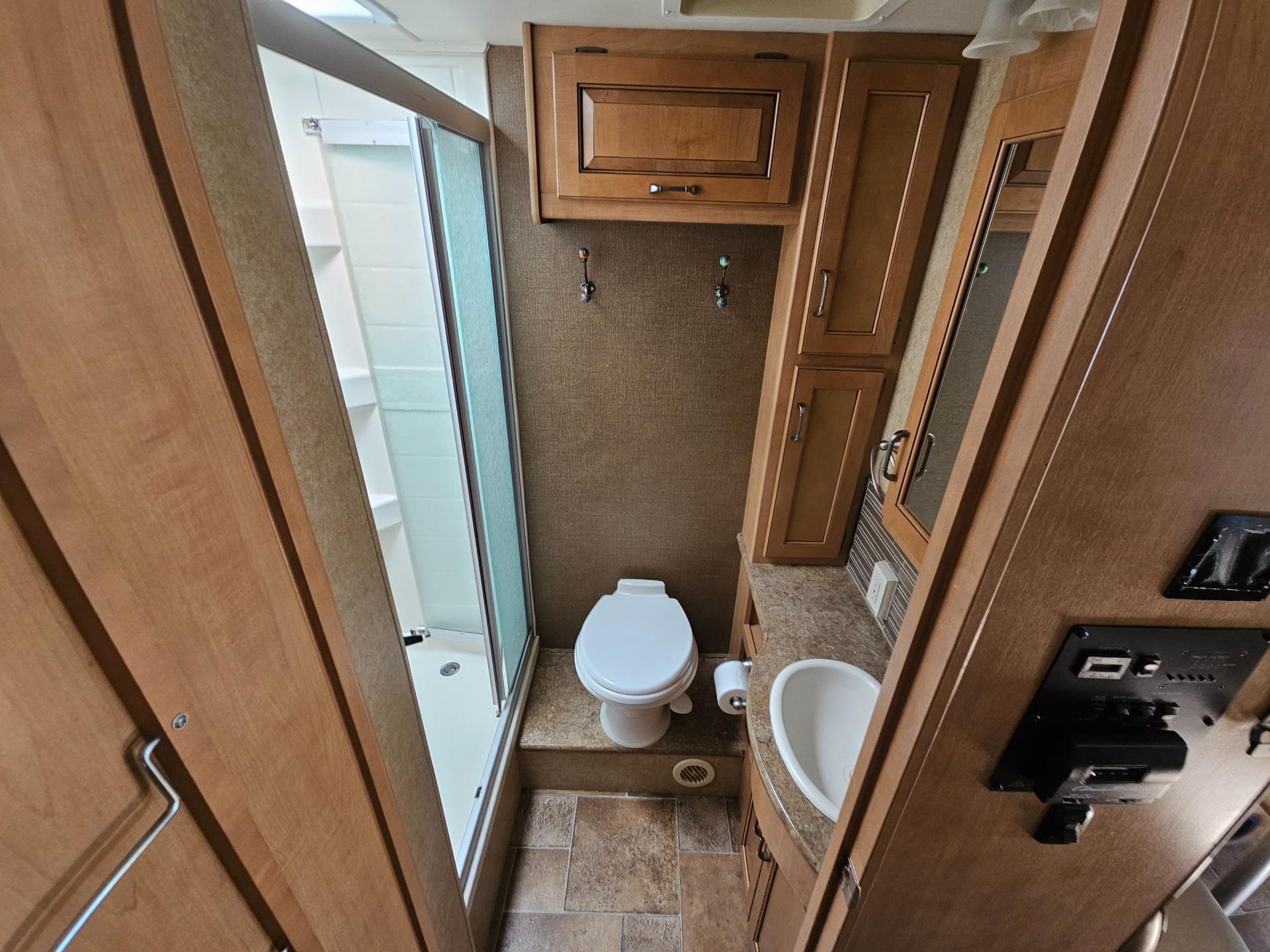 2015 Thor Motor Coach 2015 Thor Motor Coach Hurricane - thumbnail 11