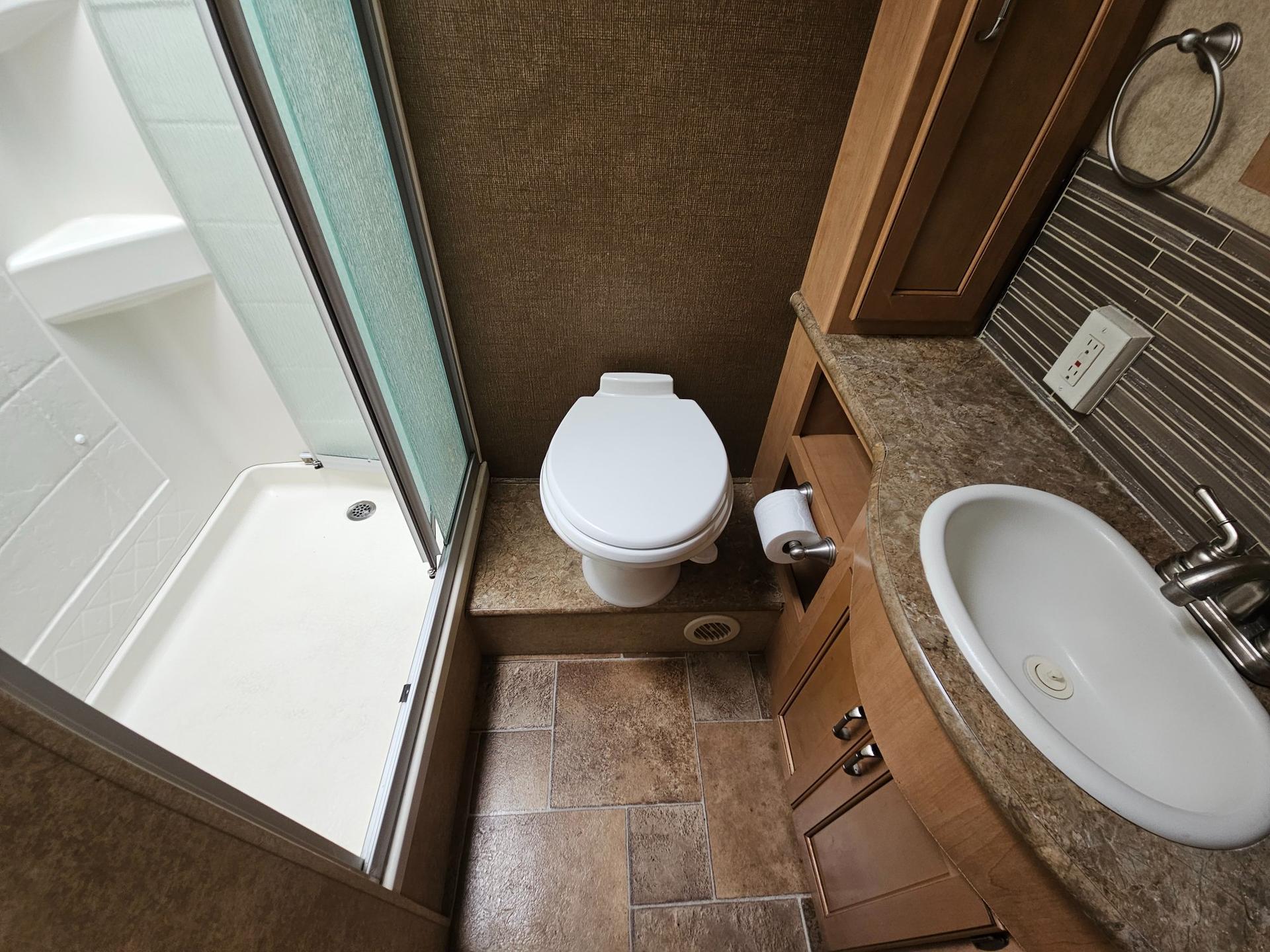 2015 Thor Motor Coach 2015 Thor Motor Coach Hurricane - thumbnail 12