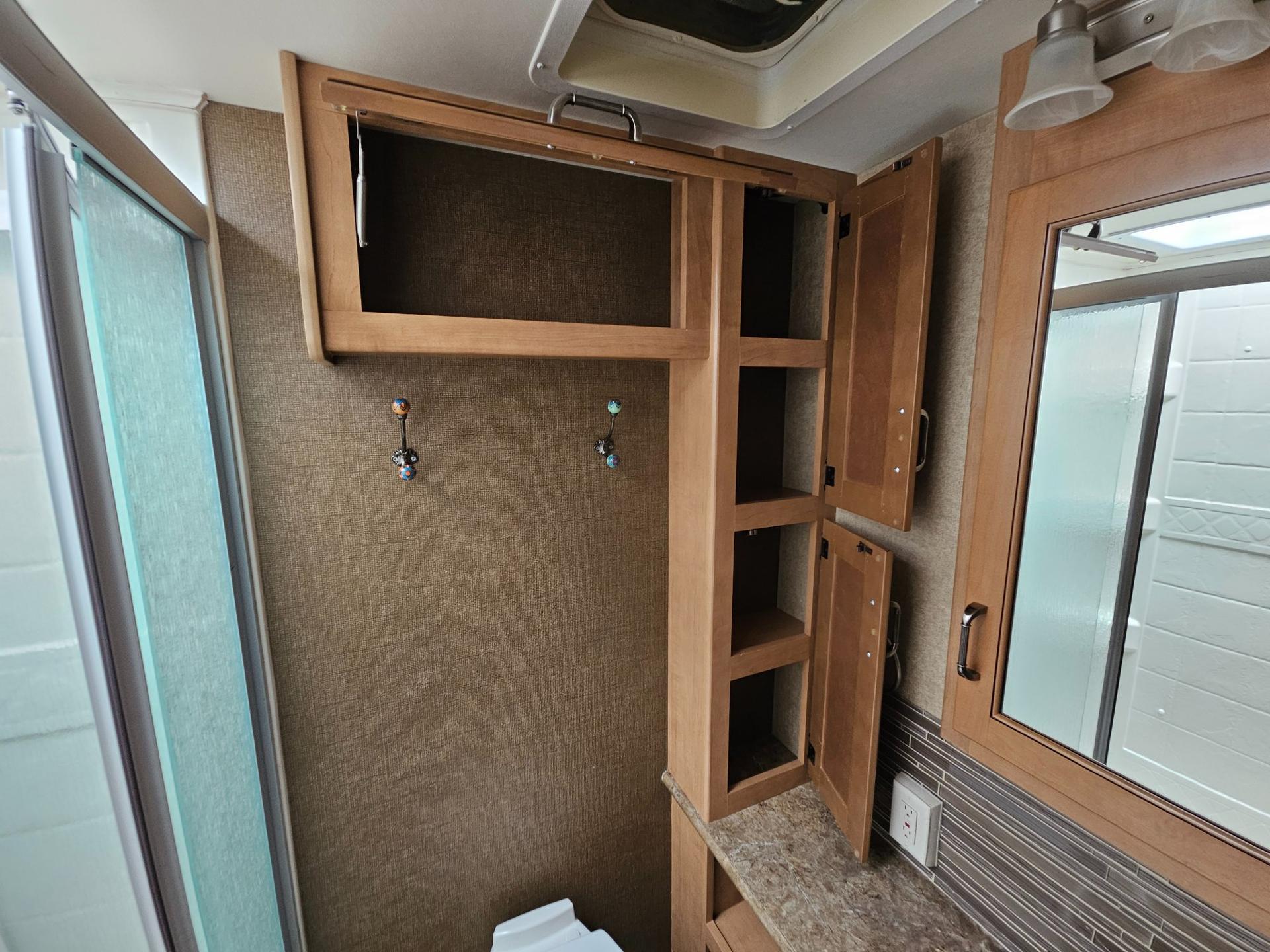 2015 Thor Motor Coach 2015 Thor Motor Coach Hurricane - thumbnail 14