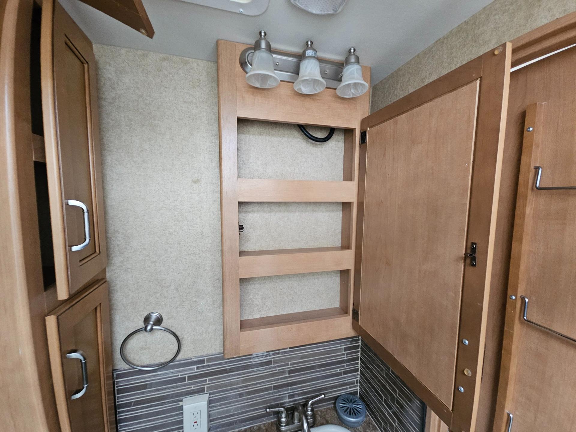 2015 Thor Motor Coach 2015 Thor Motor Coach Hurricane - thumbnail 15