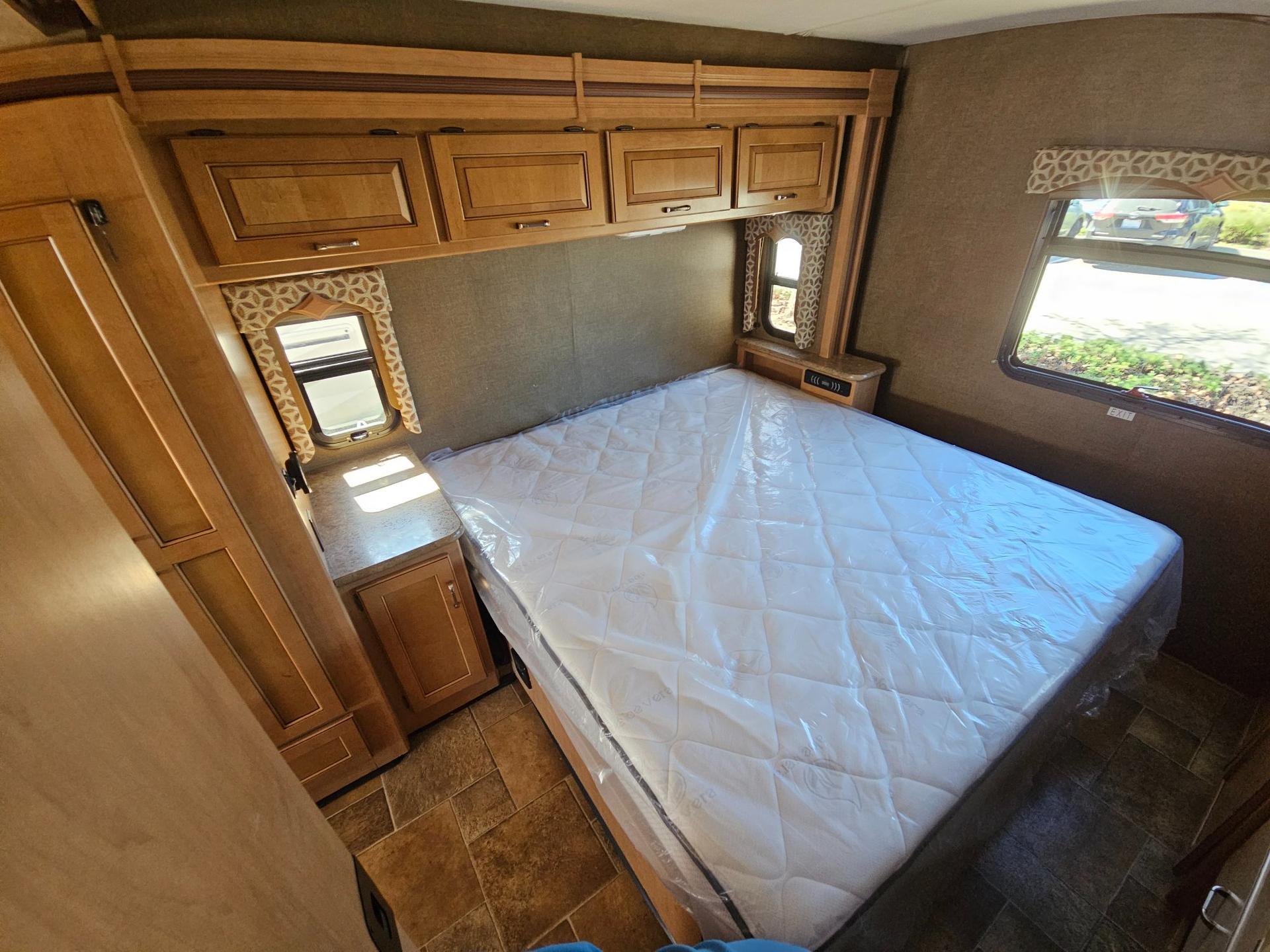 2015 Thor Motor Coach 2015 Thor Motor Coach Hurricane - thumbnail 19