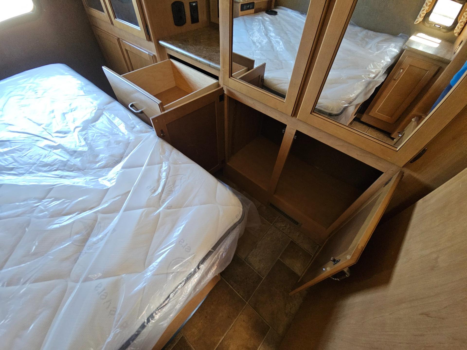 2015 Thor Motor Coach 2015 Thor Motor Coach Hurricane - thumbnail 22