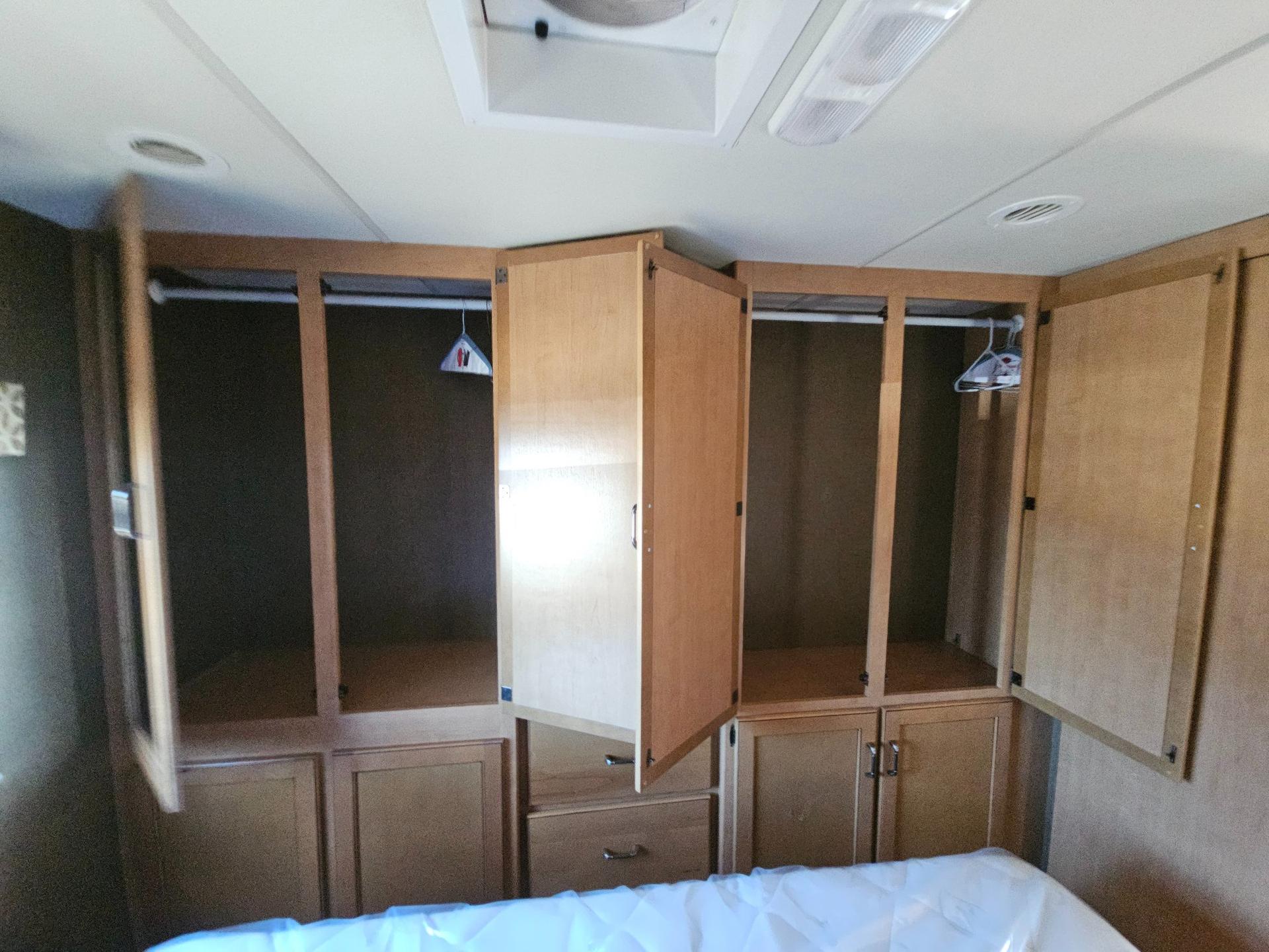 2015 Thor Motor Coach 2015 Thor Motor Coach Hurricane - thumbnail 23