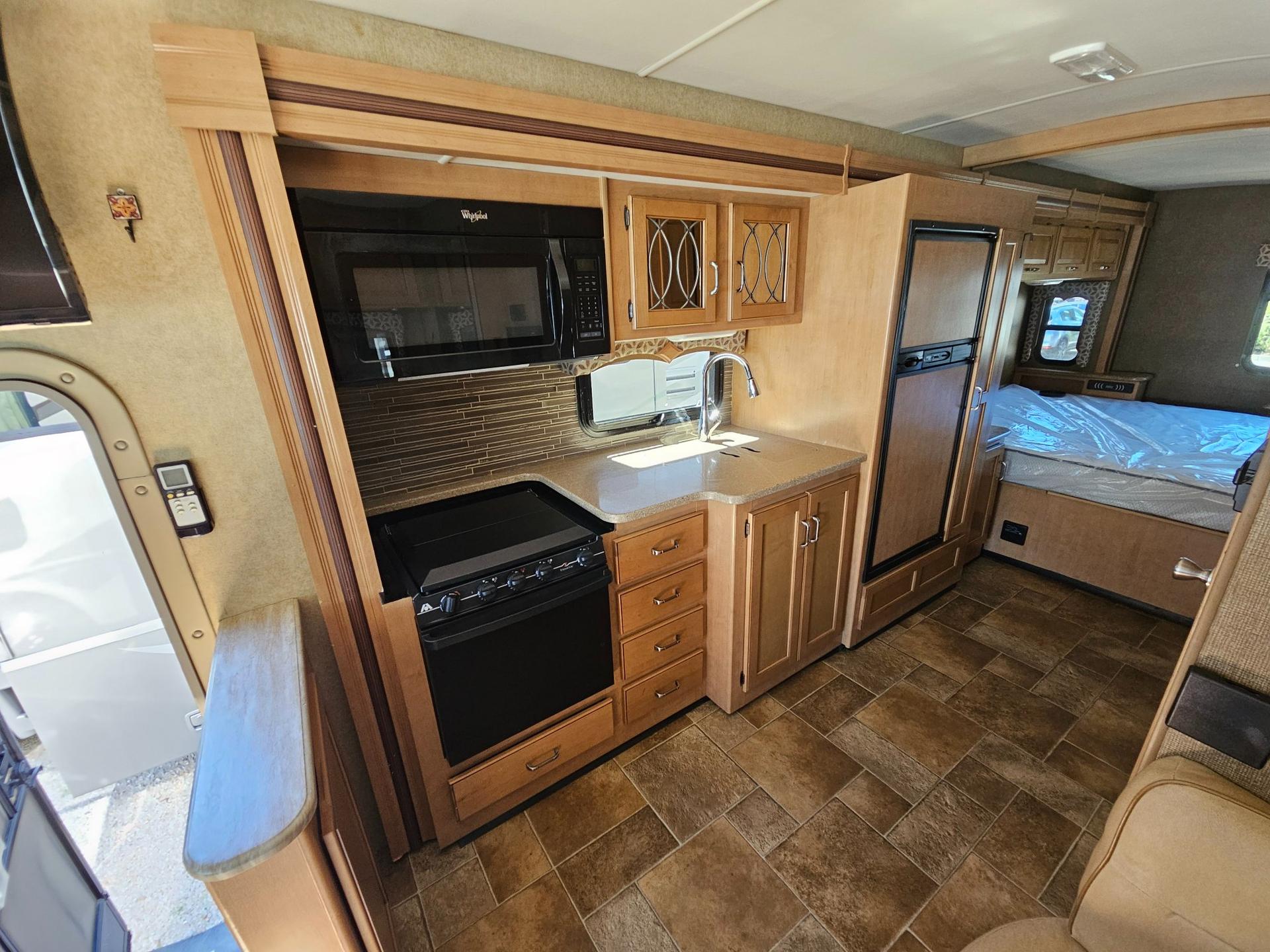 2015 Thor Motor Coach 2015 Thor Motor Coach Hurricane - thumbnail 25