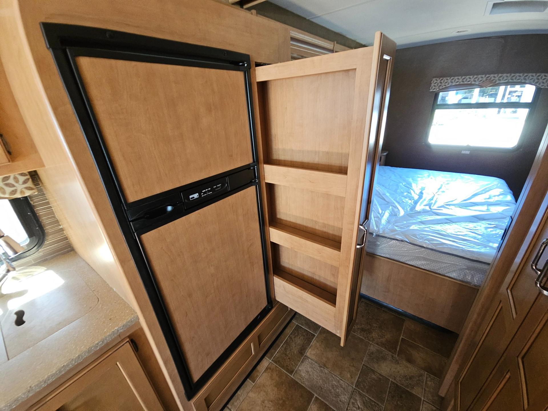 2015 Thor Motor Coach 2015 Thor Motor Coach Hurricane - thumbnail 28