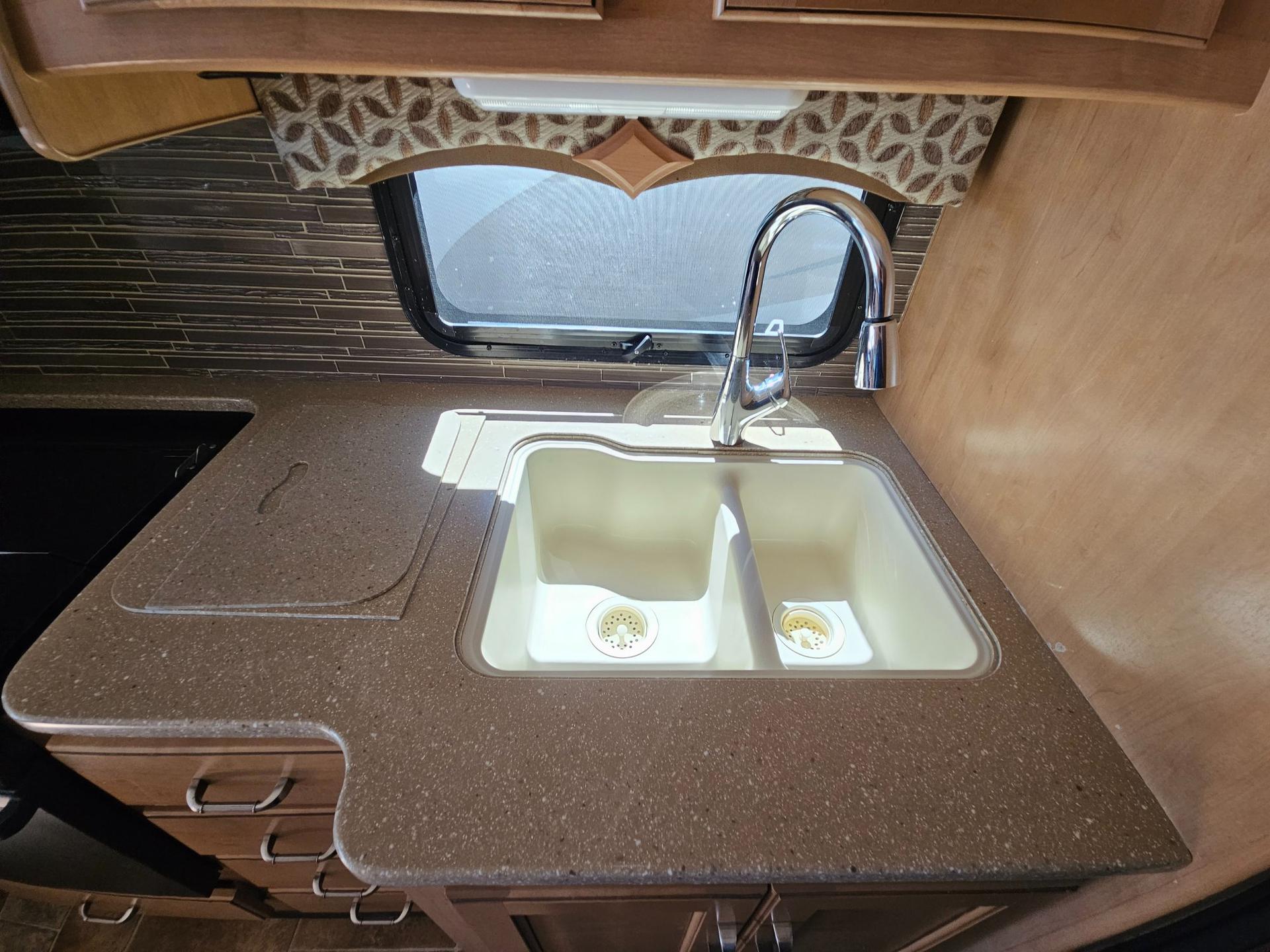 2015 Thor Motor Coach 2015 Thor Motor Coach Hurricane - thumbnail 30