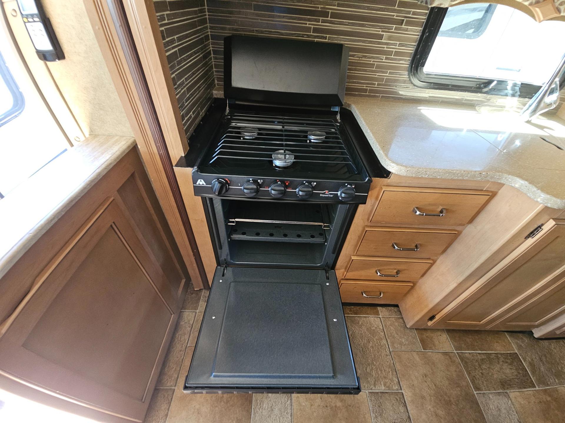 2015 Thor Motor Coach 2015 Thor Motor Coach Hurricane - thumbnail 31