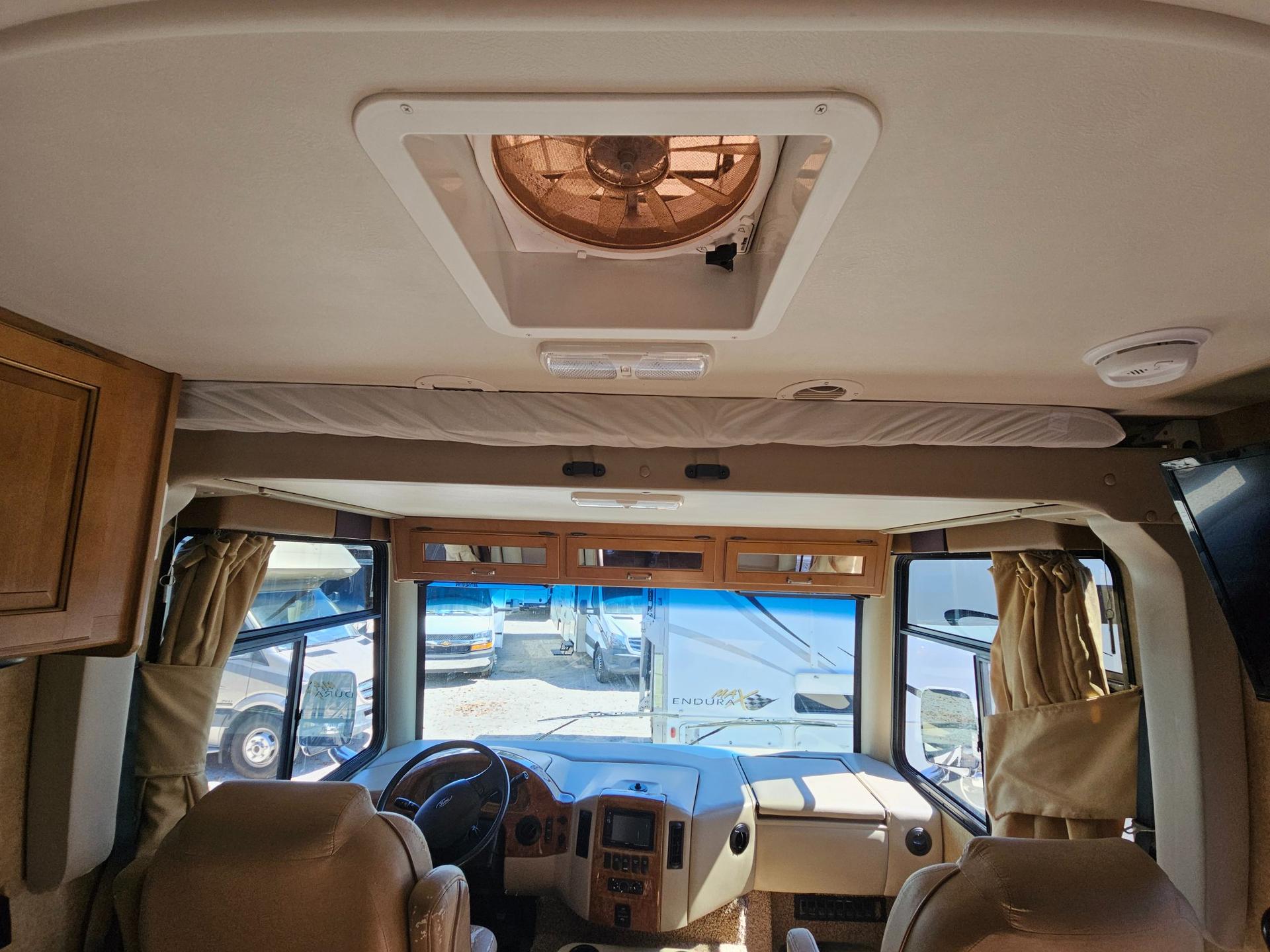 2015 Thor Motor Coach 2015 Thor Motor Coach Hurricane - thumbnail 35