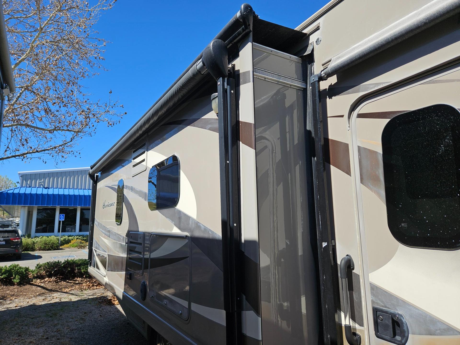 2015 Thor Motor Coach 2015 Thor Motor Coach Hurricane - thumbnail 40