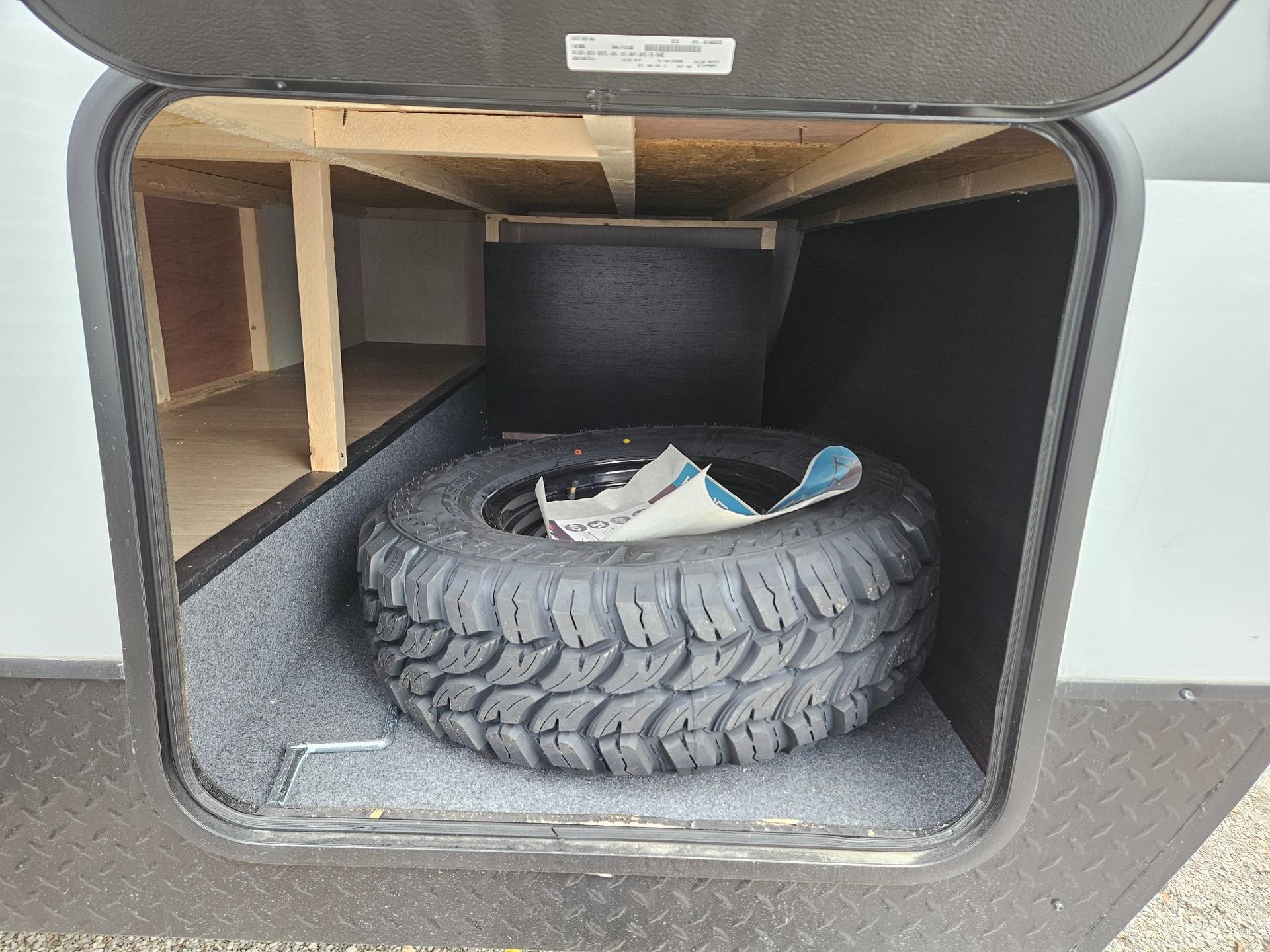 2026 Forest River 2026 Forest River Cherokee Grey Wolf Black Label Toy Hauler - thumbnail 28