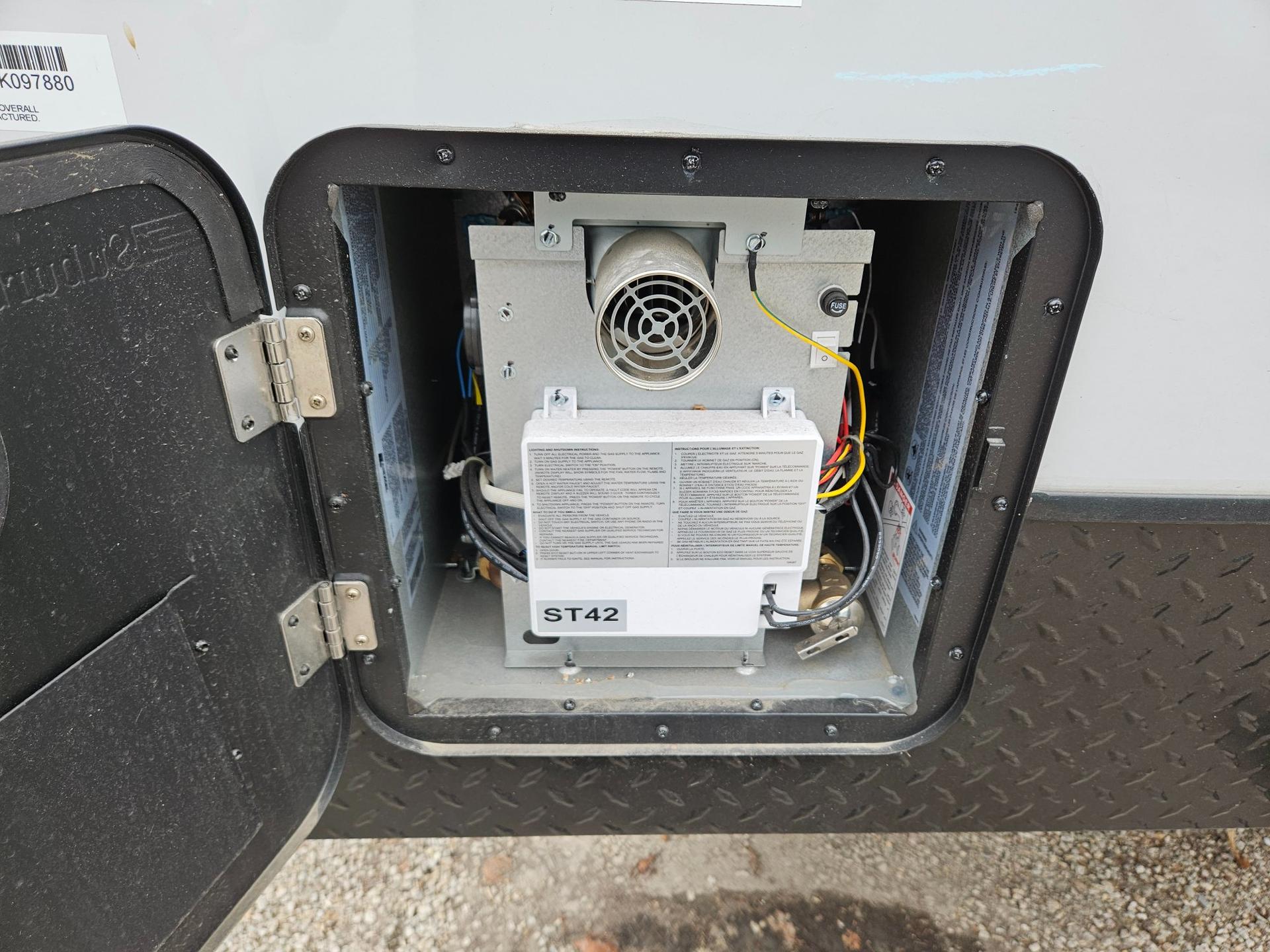 2026 Forest River 2026 Forest River Cherokee Grey Wolf Black Label Toy Hauler - thumbnail 37