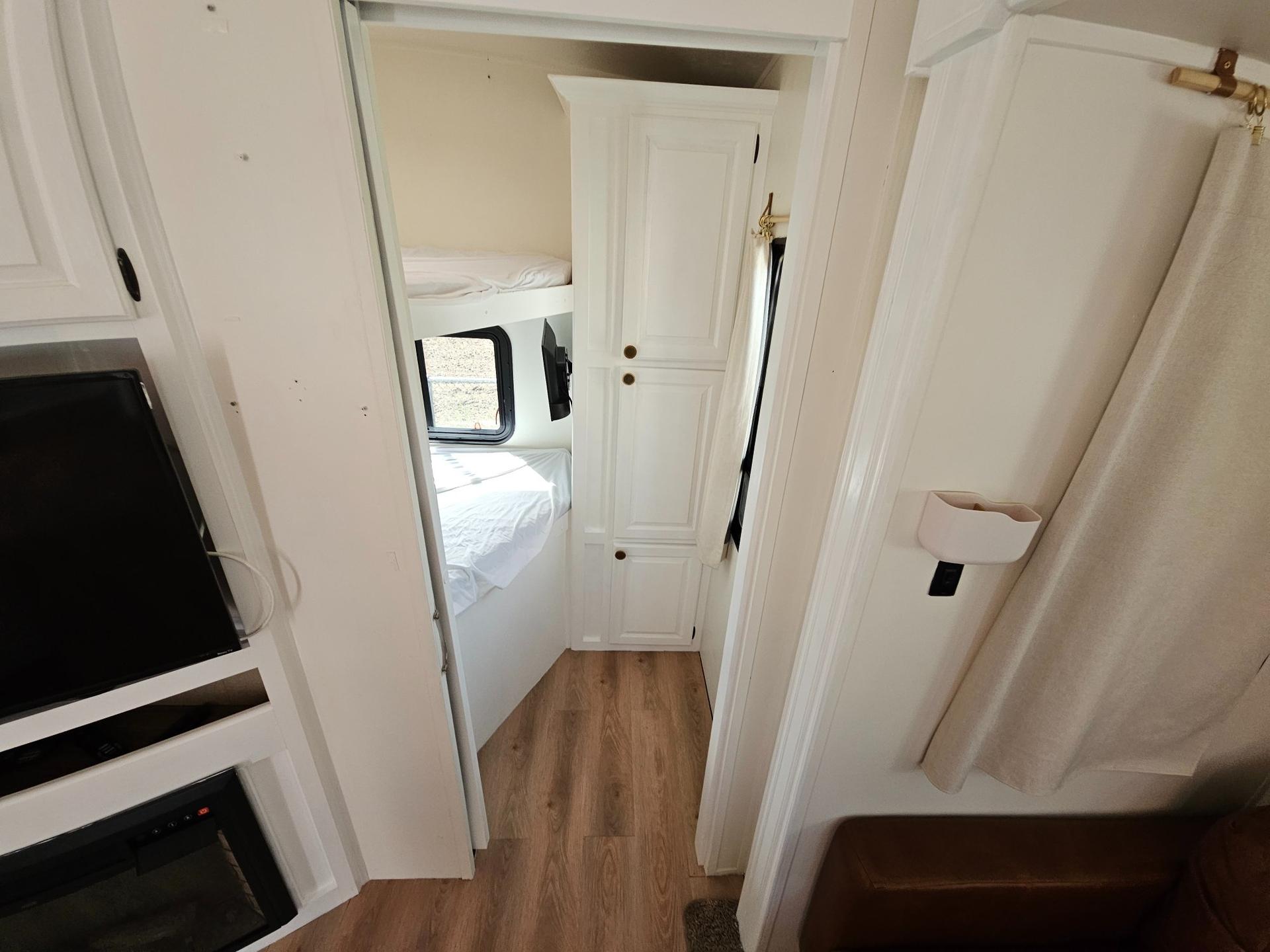 2017 Shasta 2017 Shasta Phoenix Lite - thumbnail 8