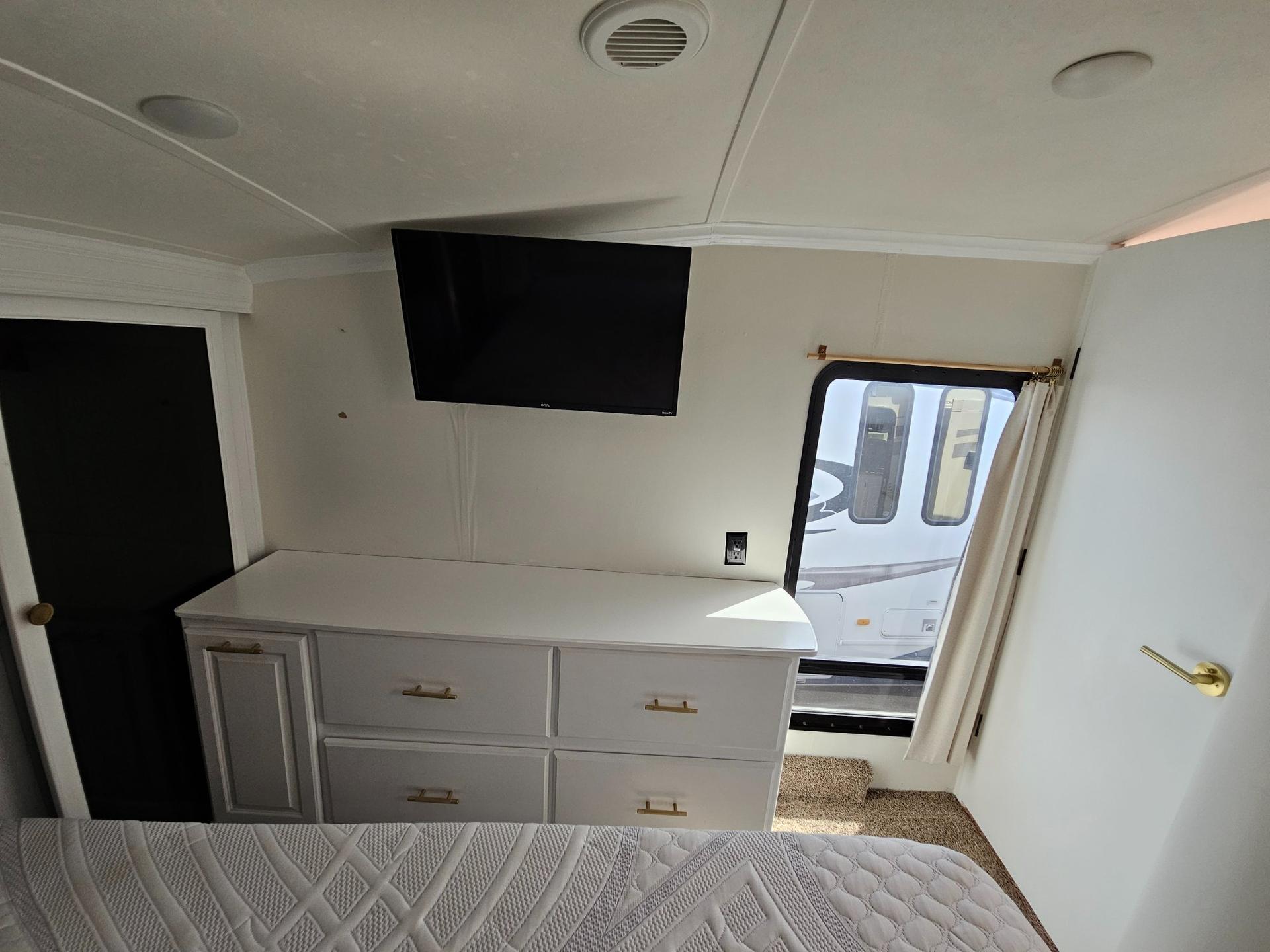 2017 Shasta 2017 Shasta Phoenix Lite - thumbnail 18