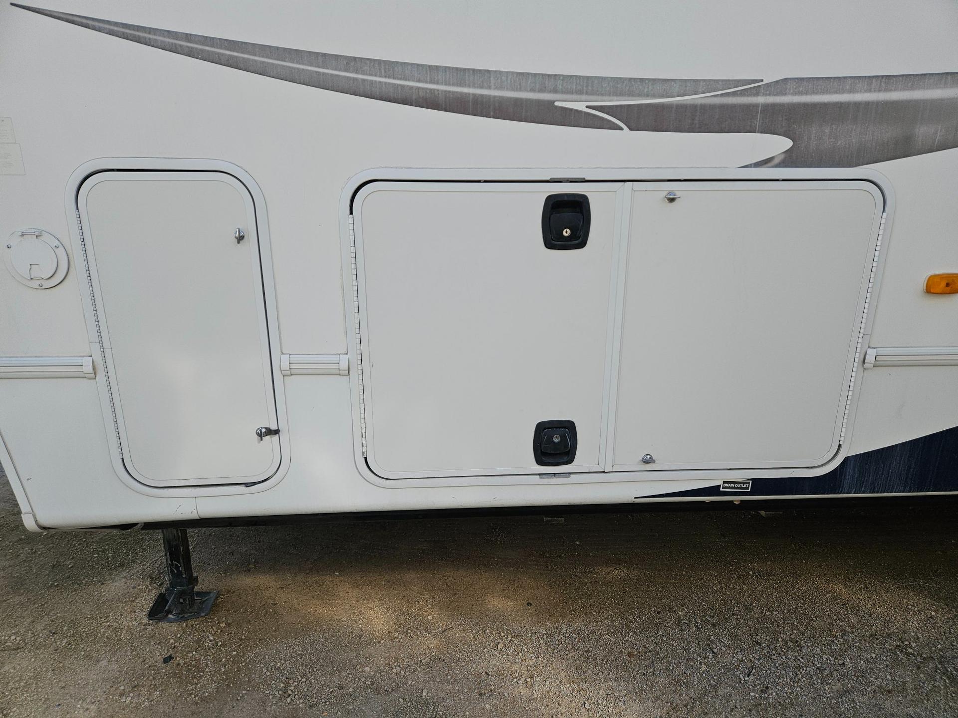 2011 Coachmen 2011 Coachmen Brookstone - thumbnail 25