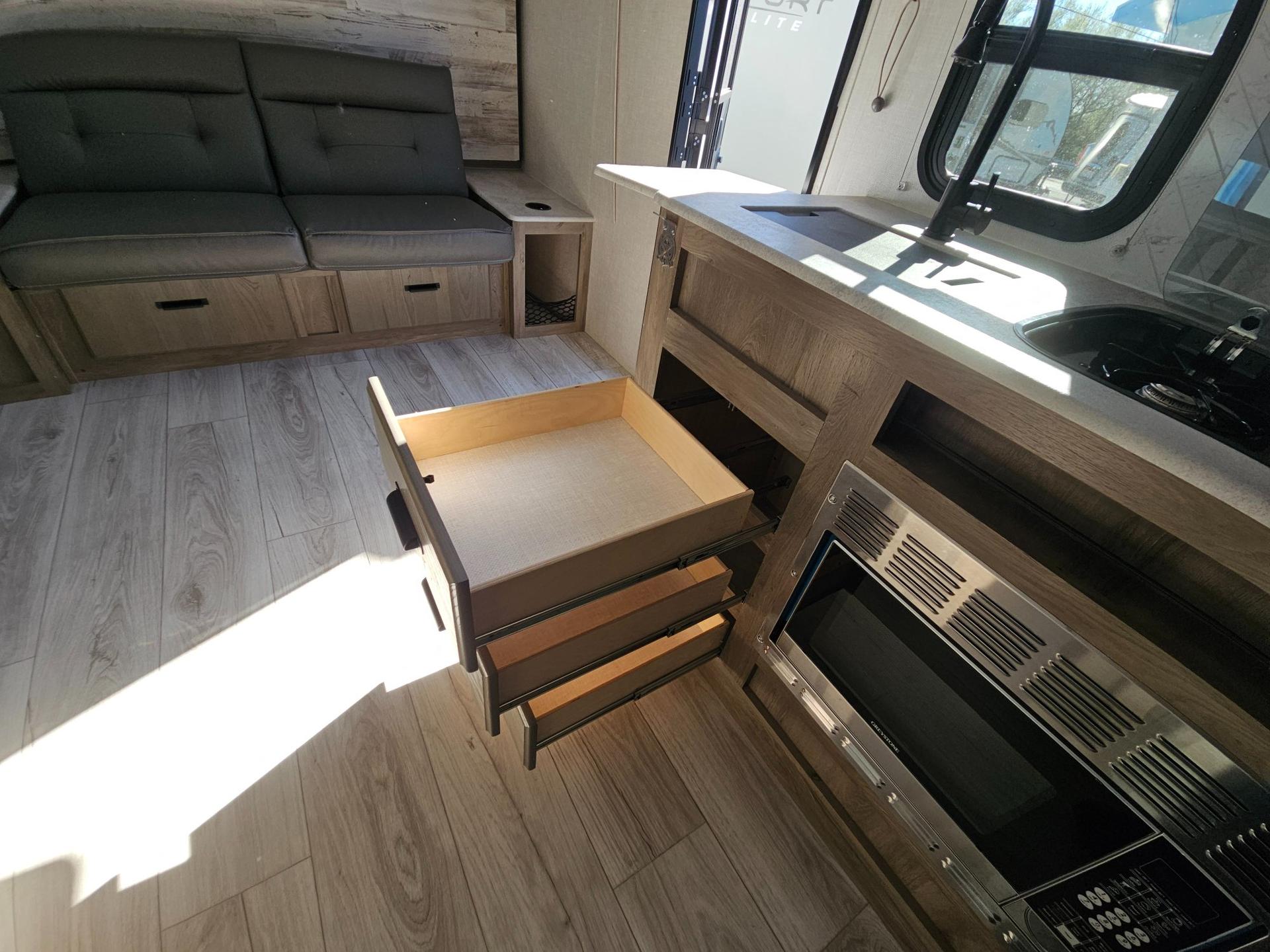 2022 Forest River RV 2022 Forest River RV Surveyor Legend - thumbnail 16