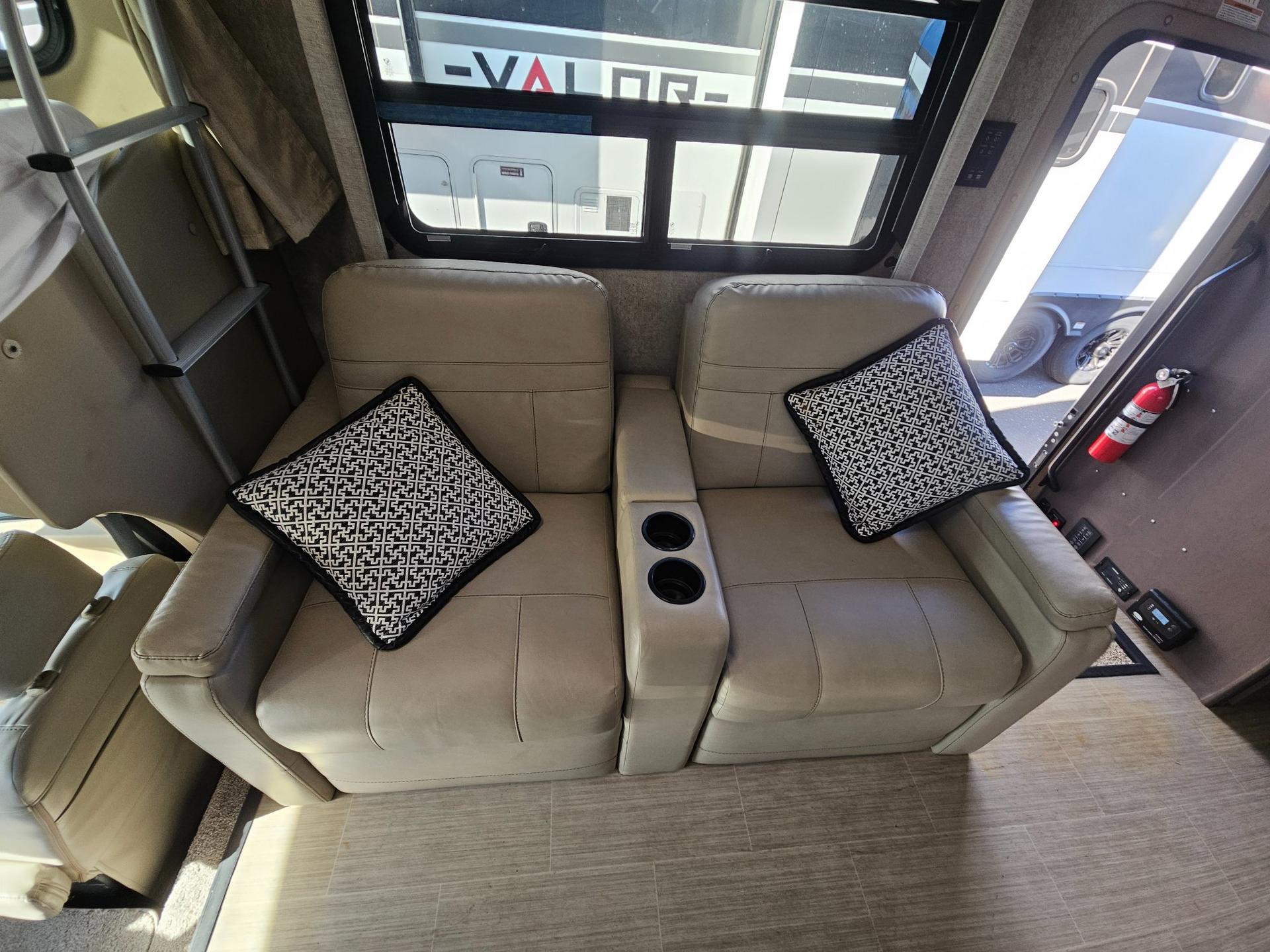 2020 Thor Motor Coach 2020 Thor Motor Coach Magnitude - thumbnail 8