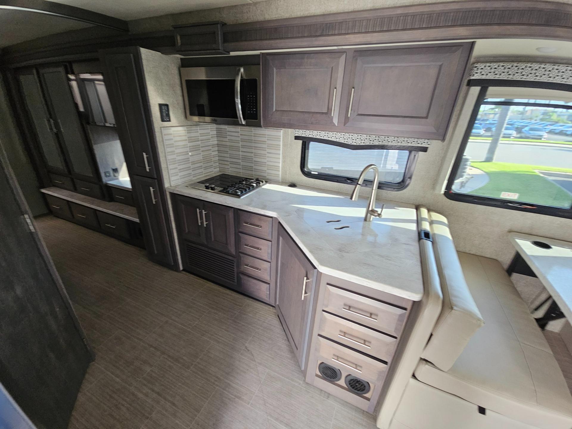 2020 Thor Motor Coach 2020 Thor Motor Coach Magnitude - thumbnail 11