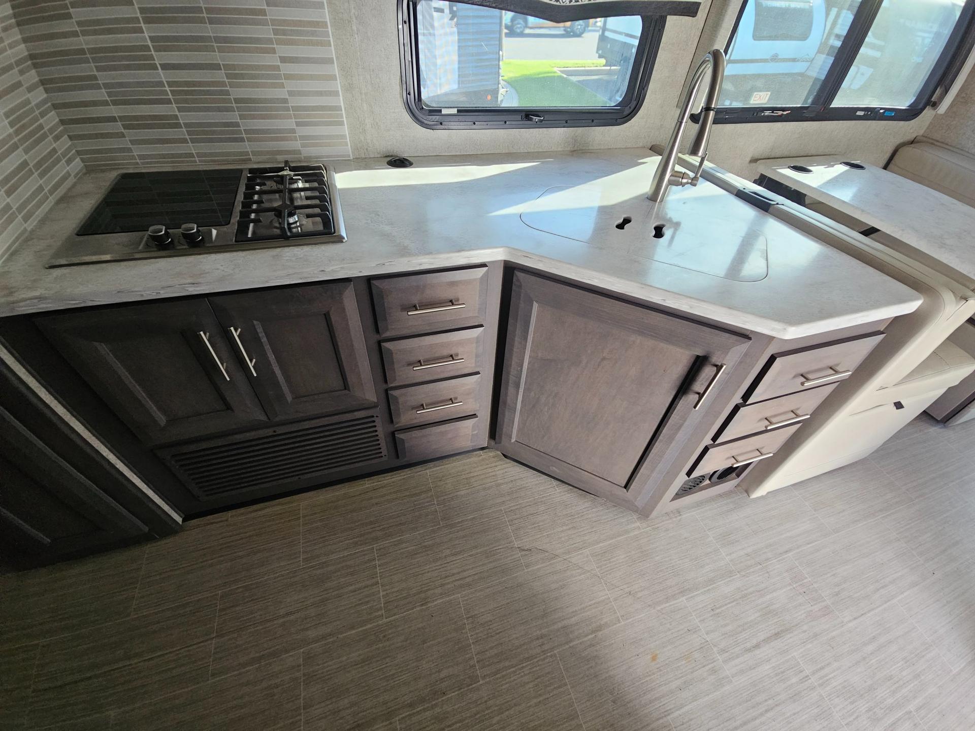 2020 Thor Motor Coach 2020 Thor Motor Coach Magnitude - thumbnail 15