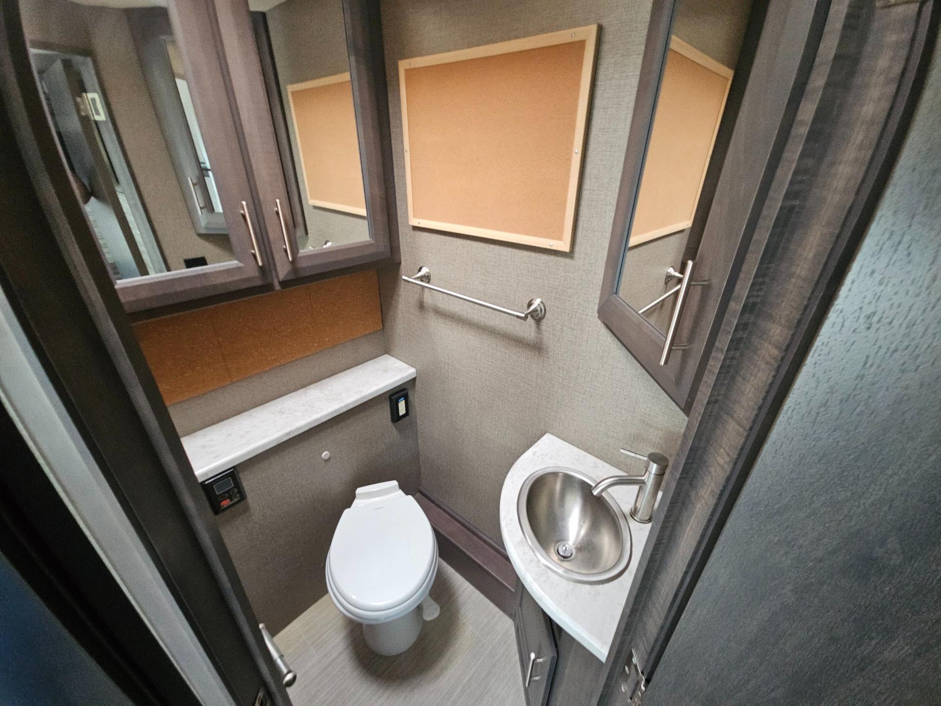 2020 Thor Motor Coach 2020 Thor Motor Coach Magnitude - thumbnail 18