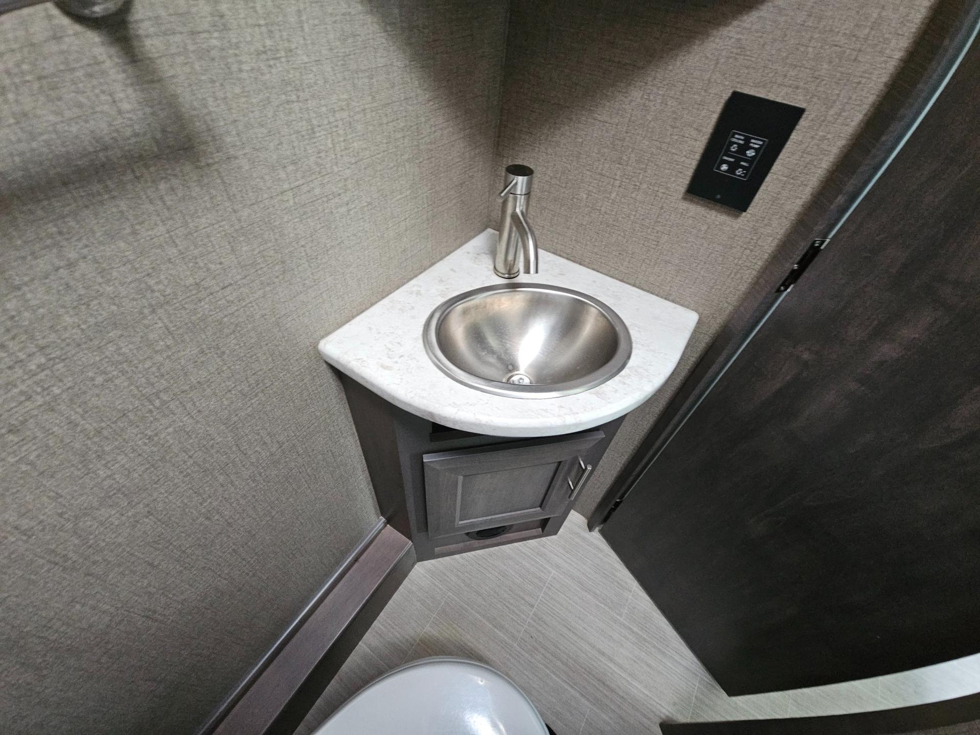 2020 Thor Motor Coach 2020 Thor Motor Coach Magnitude - thumbnail 22