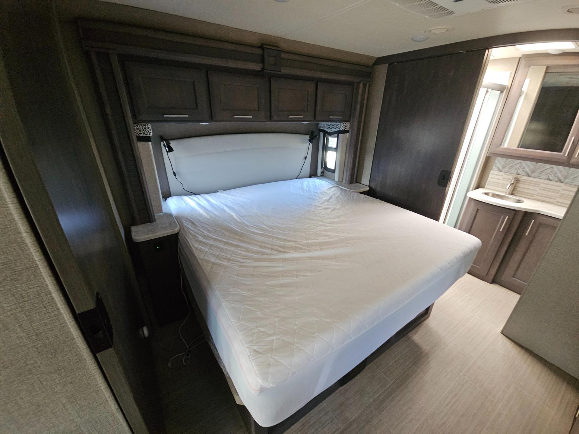 2020 Thor Motor Coach 2020 Thor Motor Coach Magnitude - thumbnail 23