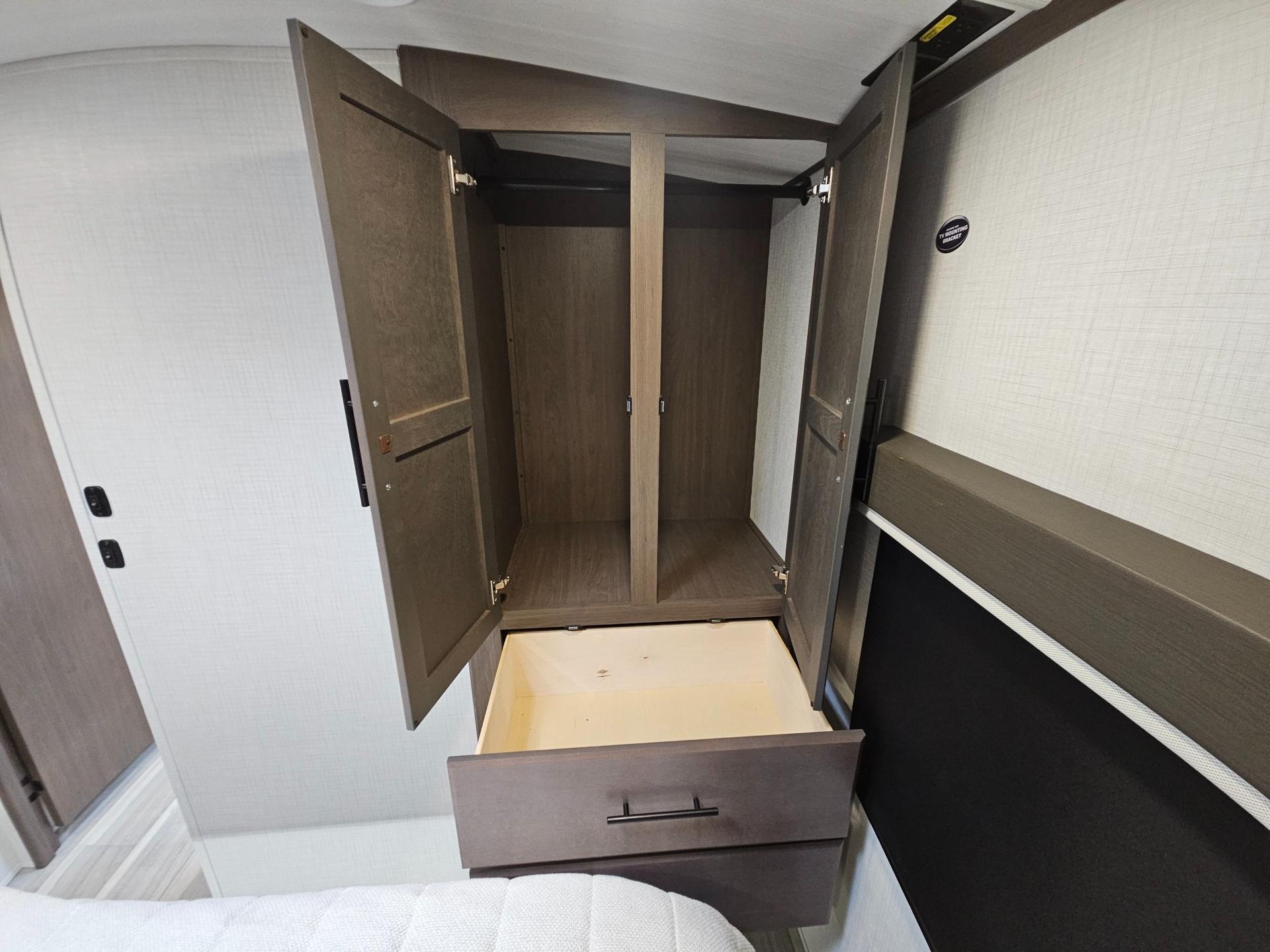 2026 Keystone RV 2026 Keystone RV Cougar Half-Ton - thumbnail 34