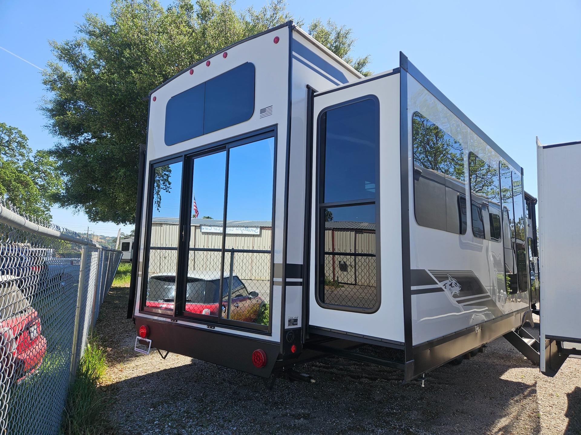 2026 Forest River 2026 Forest River Cherokee Timberwolf Black Label - thumbnail 3