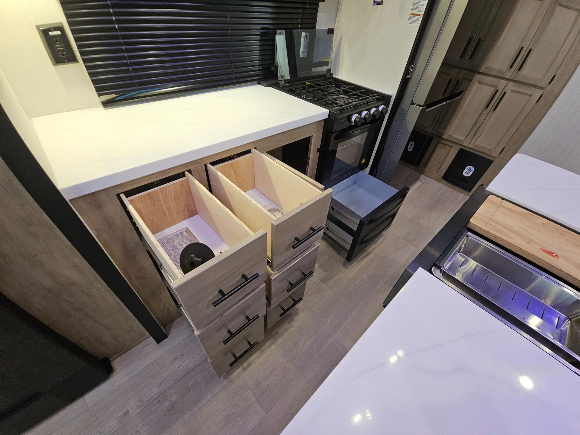 2026 Forest River 2026 Forest River Cherokee Timberwolf Black Label - thumbnail 19