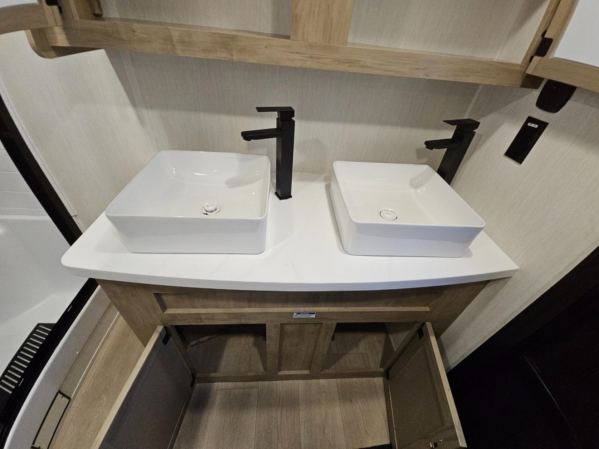 2026 Forest River 2026 Forest River Cherokee Timberwolf Black Label - thumbnail 47